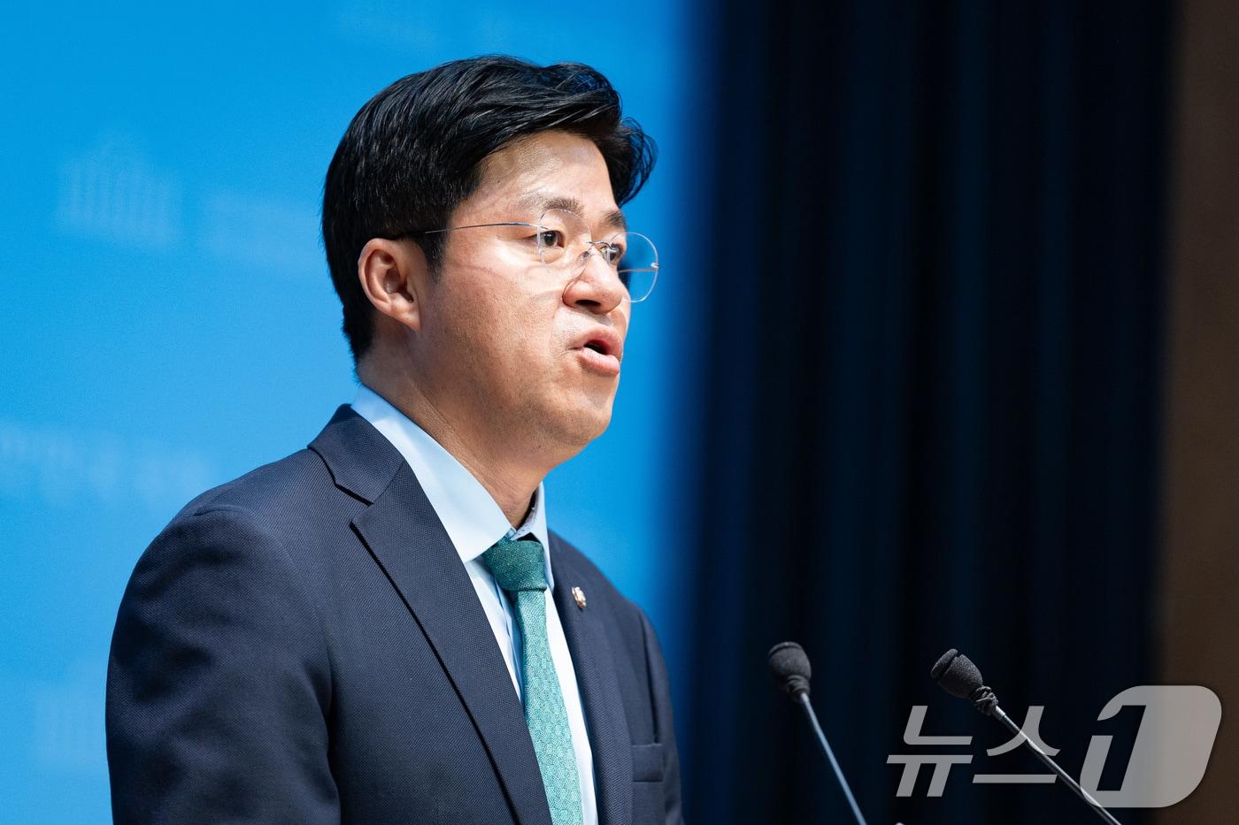 박상혁 더불어민주당 수석대변인이 지난 7월 21일 서울 여의도 국회 소통관에서 민생소비쿠폰 관련 브리핑을 하고 있다. 2025.7.21/뉴스1 ⓒ News1 유승관 기자