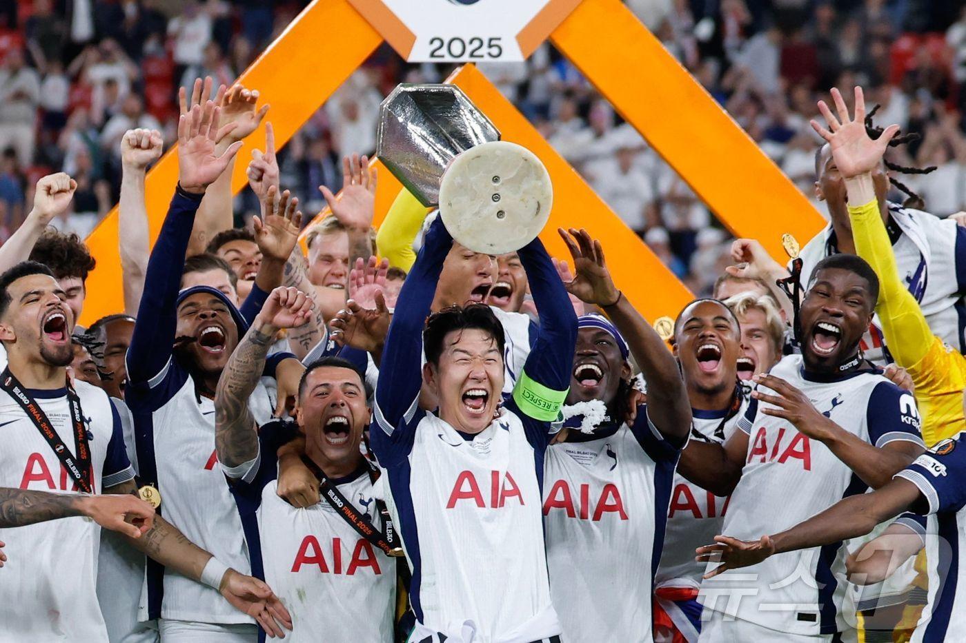 주장 완장을 차고 유로파리그 우승 트로피를 들어올린 손흥민ⓒ AFP=뉴스1