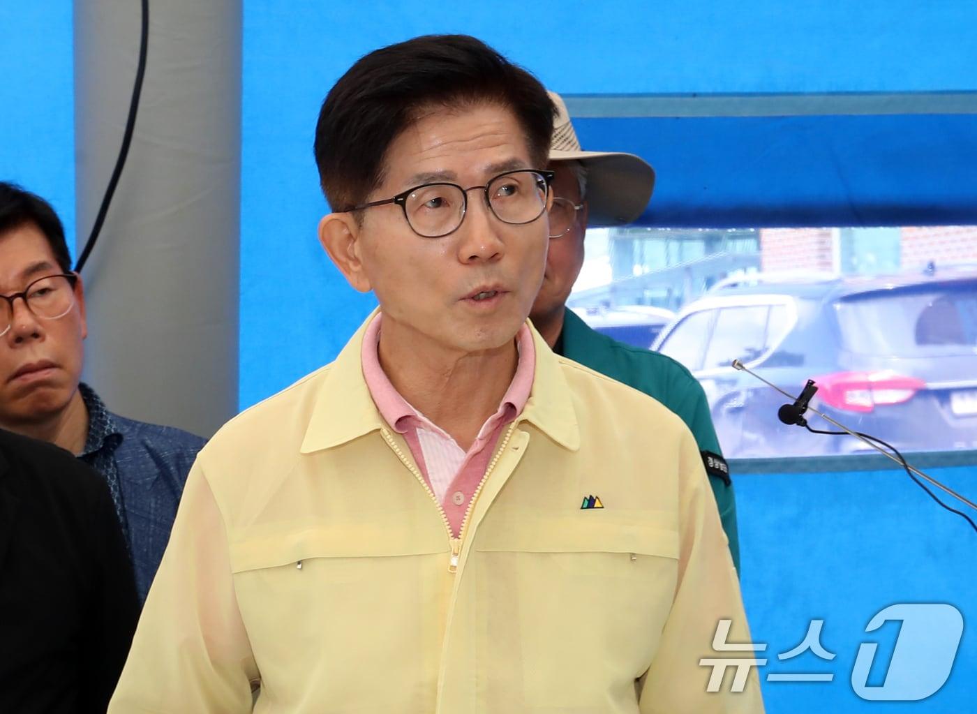 본문 이미지 - 국민의힘 당 대표 출마선언을 한 김문수 전 고용노동부 장관이 21일 경남 산청군 산청읍행정복지센터에 마련된 종합상황실을 찾아 폭우와 산사태 등 피해 상황을 점검하고 있다. 2025.7.21/뉴스1 ⓒ News1 윤일지 기자