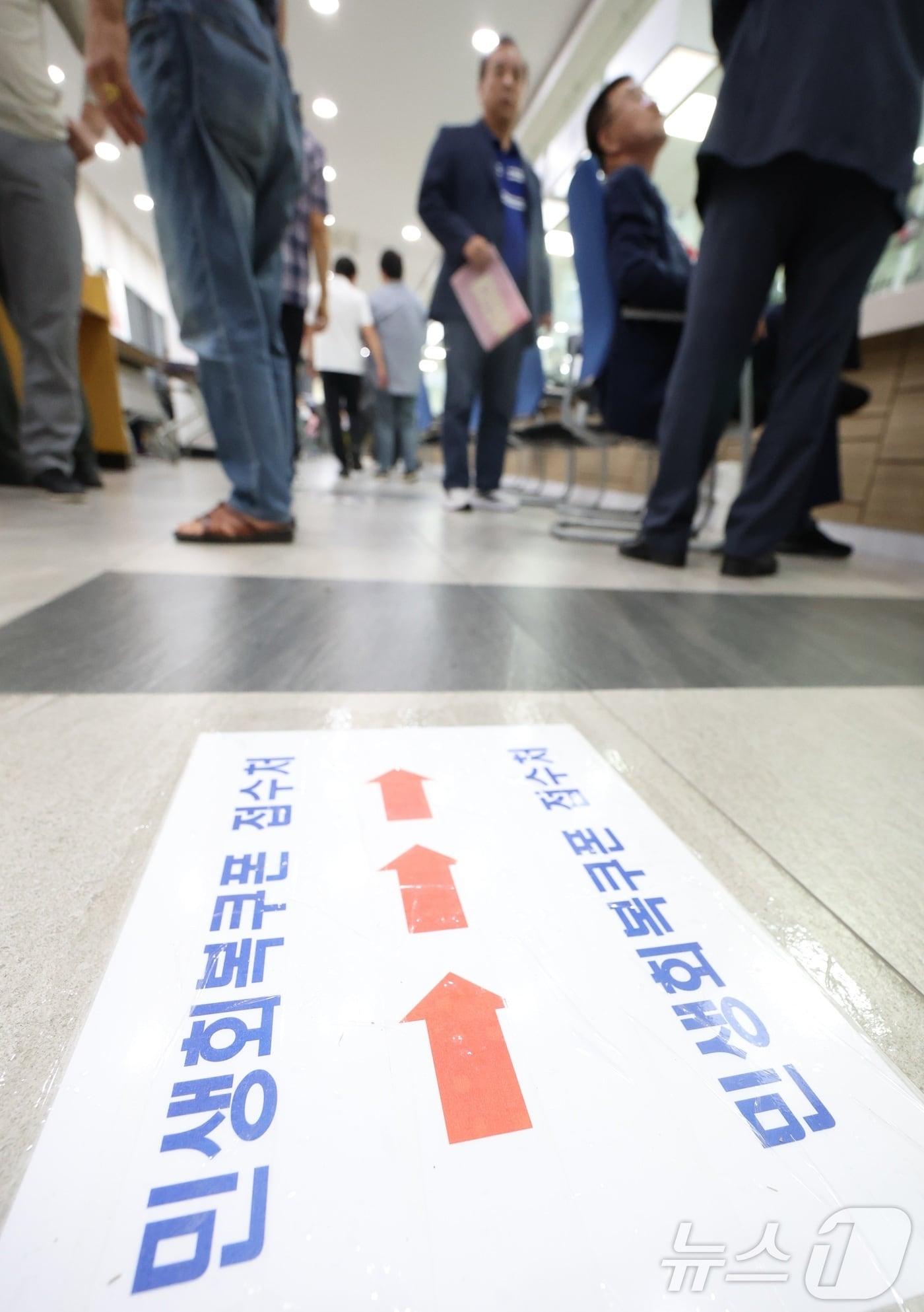 본문 이미지 - 민생회복 소비쿠폰 지원 첫날인 21일 전북 완주군 삼례읍 행정복지센터를 찾은 시민들이 민생회복 소비쿠폰을 받기 위해 대기하고 있다. 2025.7.21/뉴스1 ⓒ News1 유경석 기자