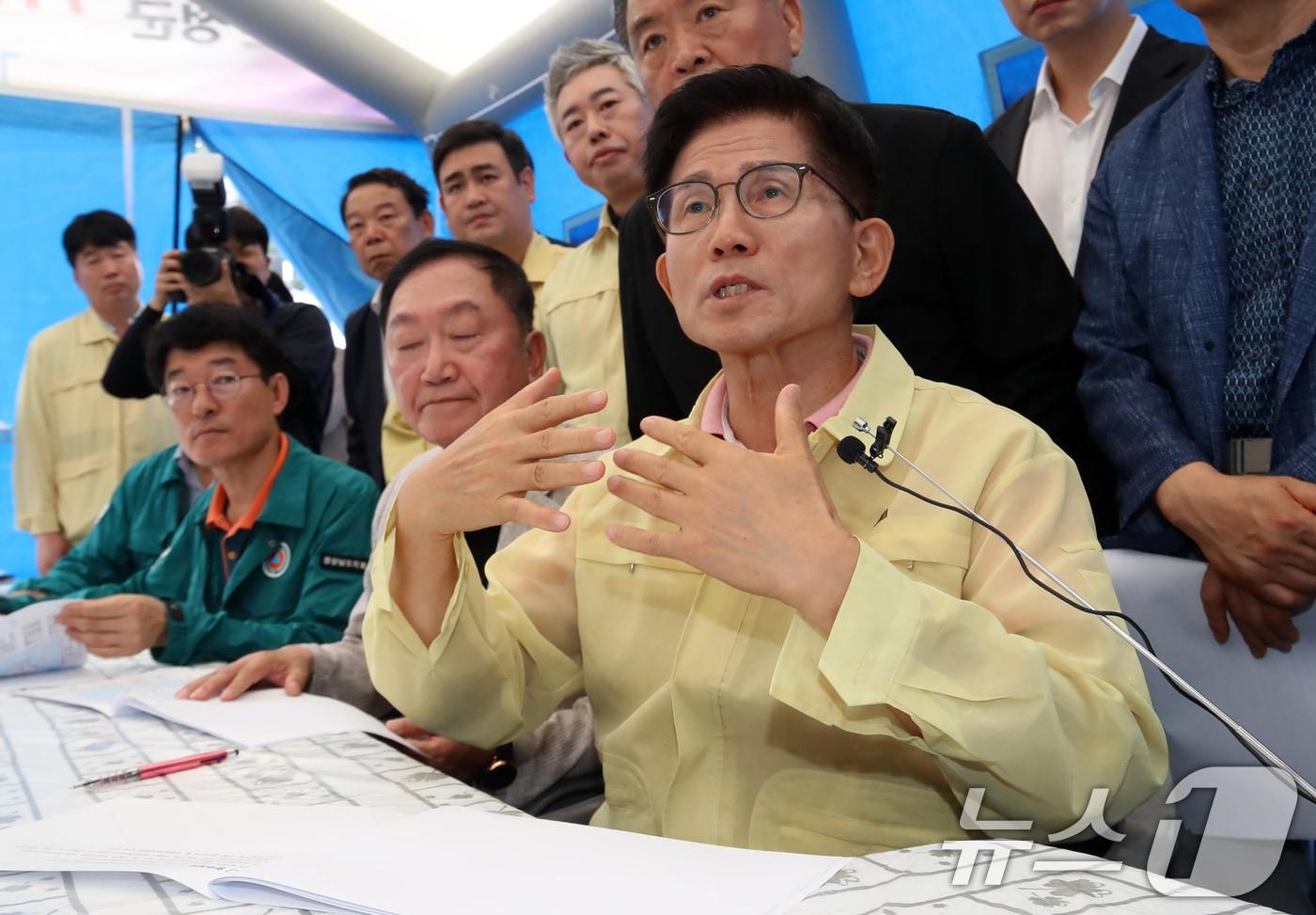 국민의힘 당 대표 출마선언을 한 김문수 전 고용노동부 장관이 21일 경남 산청군 산청읍행정복지센터에 마련된 종합상황실을 찾아 폭우와 산사태 등 피해 상황을 점검하고 있다. 2025.7.21/뉴스1 ⓒ News1 윤일지 기자