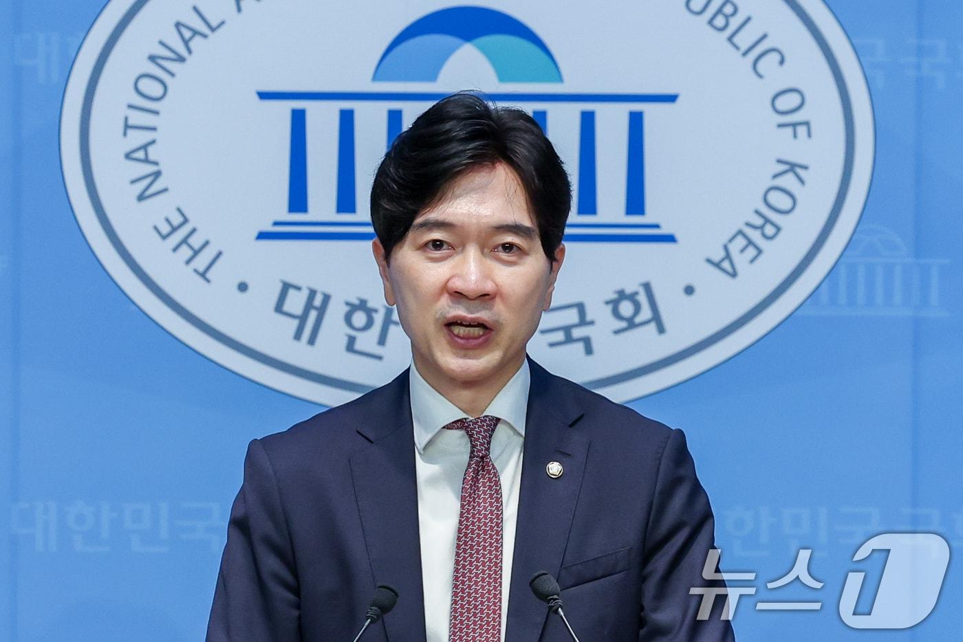 박성훈 국민의힘 수석대변인이 21일 서울 여의도 국회 소통관에서 강선우 여성가족부 장관 후보자 임명 강행을 규탄하는 내용의 논평을 하고 있다. 2025.7.21/뉴스1 ⓒ News1 안은나 기자