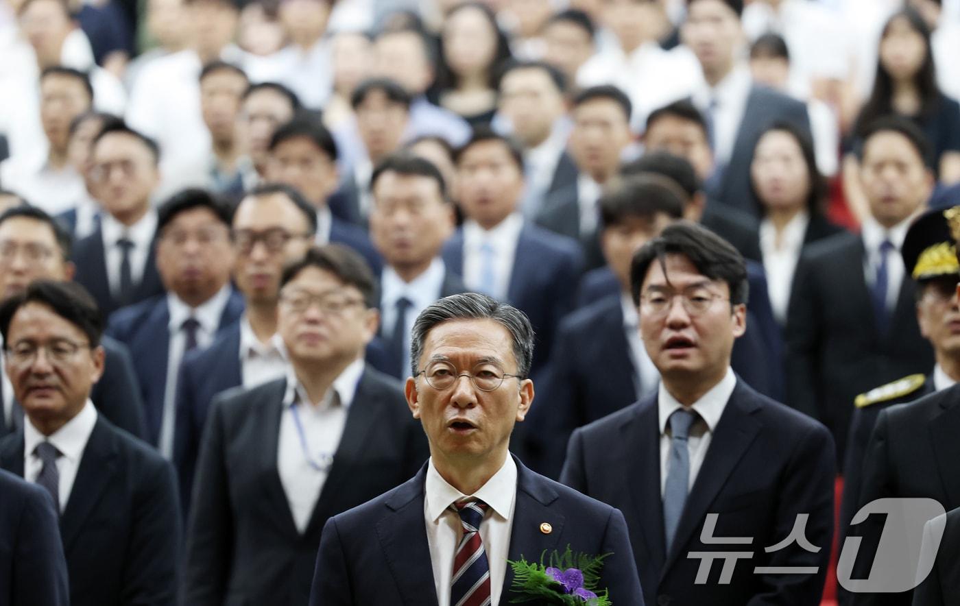 정성호 신임 법무부 장관이 21일 오전 경기 과천시 정부과천청사에서 열린 취임식에서 애국가를 부르고 있다. 정 장관은 이 자리에서 "강압수사와 공소권 남용 등 인권침해를 예방해야 한다＂며 ＂수사권과 기소권 분리 문제를 매듭지어 검찰 개혁을 둘러싼 소모적 논쟁을 끝내야 한다＂고 검찰개혁 의지를 강조했다. 2025.7.21/뉴스1 ⓒ News1 오대일 기자