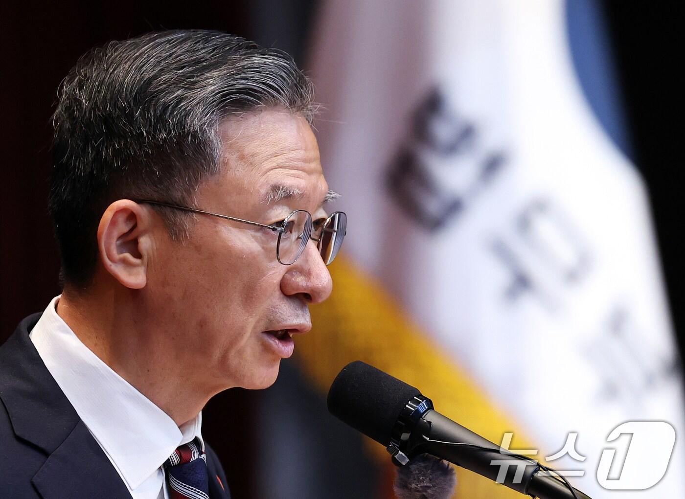 본문 이미지 - 정성호 신임 법무부 장관이 21일 오전 경기 과천시 정부과천청사에서 열린 취임식에서 취임사를 하고 있다. 정 장관은 이 자리에서 &#34;강압수사와 공소권 남용 등 인권침해를 예방해야 한다＂며 ＂수사권과 기소권 분리 문제를 매듭지어 검찰 개혁을 둘러싼 소모적 논쟁을 끝내야 한다＂고 검찰개혁 의지를 강조했다. 2025.7.21/뉴스1 ⓒ News1 오대일 기자