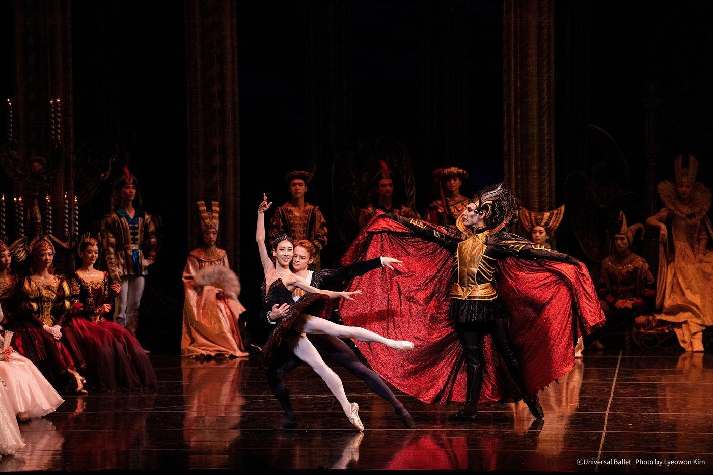 &#39;백조의 호수&#39; 2막에서 다닐 심킨과 홍향기ⓒUniversal Ballet_Photo by Lyeowon Kim&#40;유니버설발레단 제공&#41;