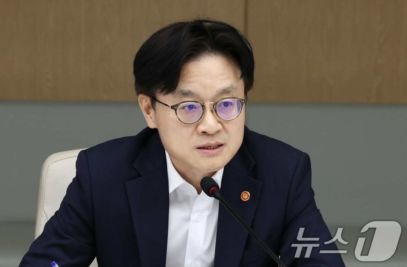 김정관 신임 산업통상자원부 장관이 21일 서울 중구 대한상공회의소 EC룸에서 주요 경제단체 및 업계 관계자들과 대미 통상 긴급점검회의를 하고 있다. 이날 회의는 내달 1일 미국의 상호관세 부과 시점 앞두고 업계 의견을 수렴, 실효적인 국내 대책을 추진하기 위해 마련됐다. 2025.7.21/뉴스1 ⓒ News1 장수영 기자