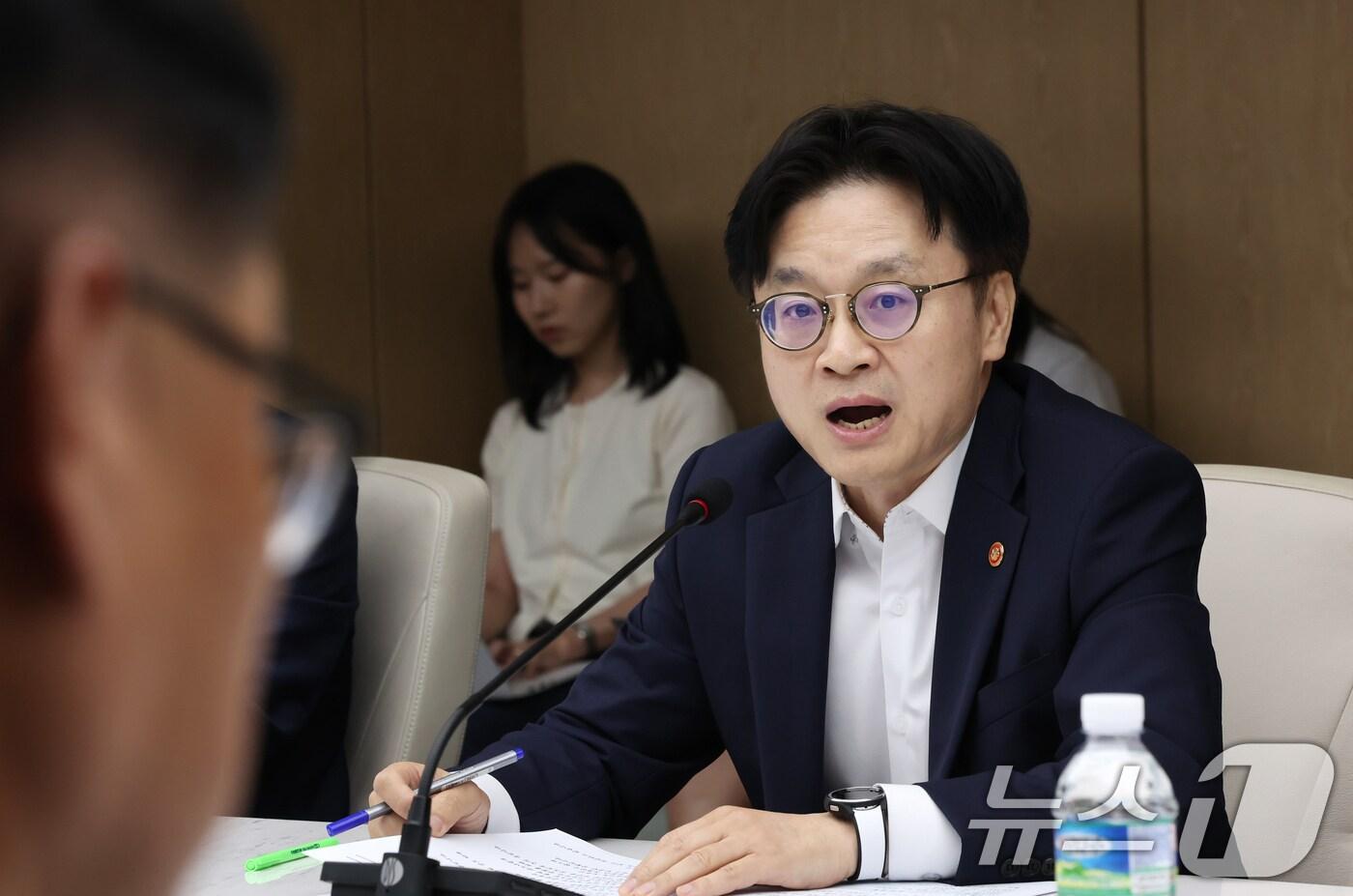 김정관 신임 산업통상자원부 장관이 21일 서울 중구 대한상공회의소 EC룸에서 주요 경제단체 및 업계 관계자들과 대미 통상 긴급점검회의를 하고 있다. 이날 회의는 내달 1일 미국의 상호관세 부과 시점 앞두고 업계 의견을 수렴, 실효적인 국내 대책을 추진하기 위해 마련됐다. 2025.7.21/뉴스1 ⓒ News1 장수영 기자