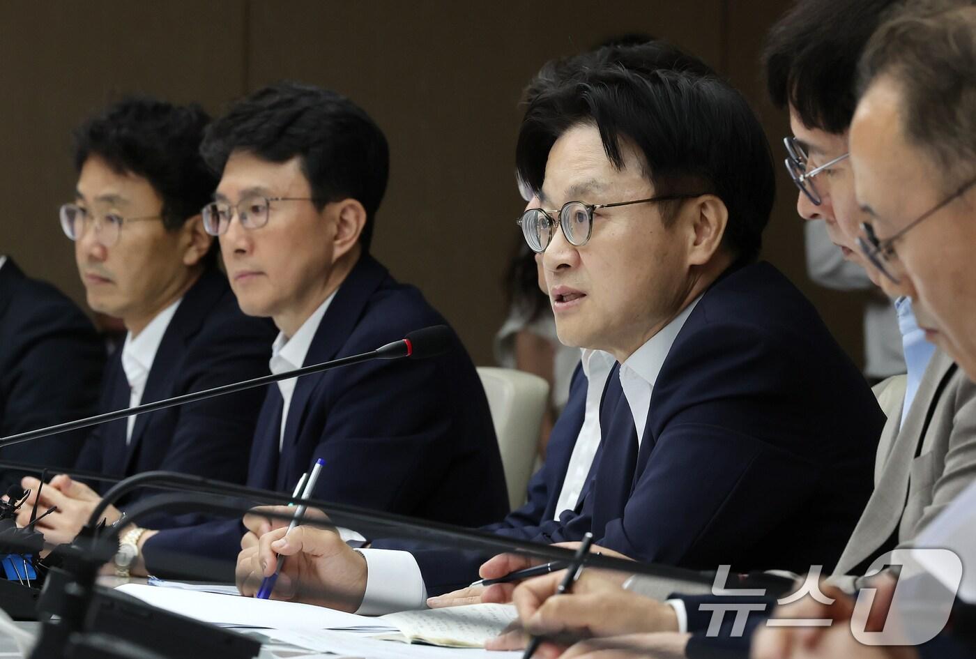 김정관 신임 산업통상자원부 장관이 21일 서울 중구 대한상공회의소 EC룸에서 주요 경제단체 및 업계 관계자들과 대미 통상 긴급점검회의를 하고 있다. 이날 회의는 내달 1일 미국의 상호관세 부과 시점 앞두고 업계 의견을 수렴, 실효적인 국내 대책을 추진하기 위해 마련됐다. 2025.7.21/뉴스1 ⓒ News1 장수영 기자