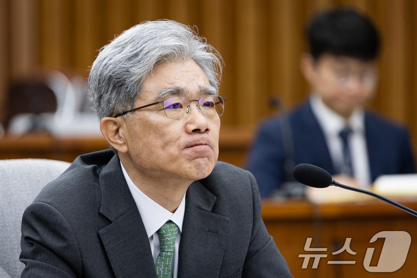김상환 헌법재판소장 후보자가 21일 서울 여의도 국회 헌법재판소 재판관후보자를 겸하는 헌재소장 임명동의에 관한 인사청문특별위원회에서 열린 인사청문회에서 의원 질의를 경청하고 있다. 2025.7.21/뉴스1 ⓒ News1 유승관 기자