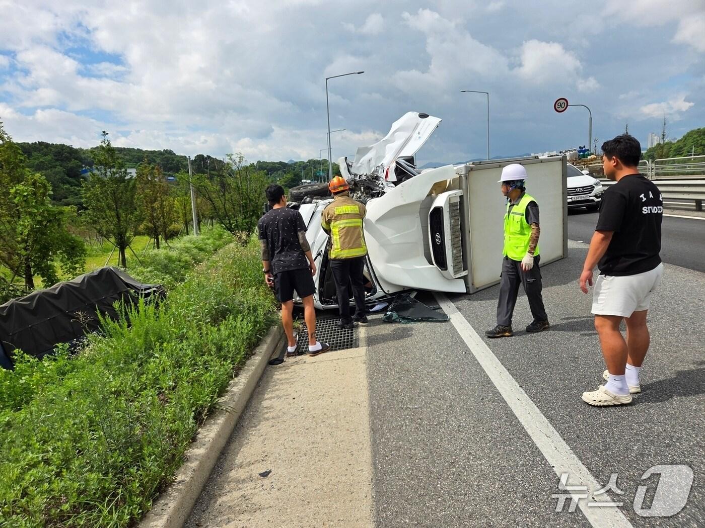 본문 이미지 -  아산 염치읍 교통사고 현장. (아산소방서 제공, 재판매 및 DB금지) / 뉴스1