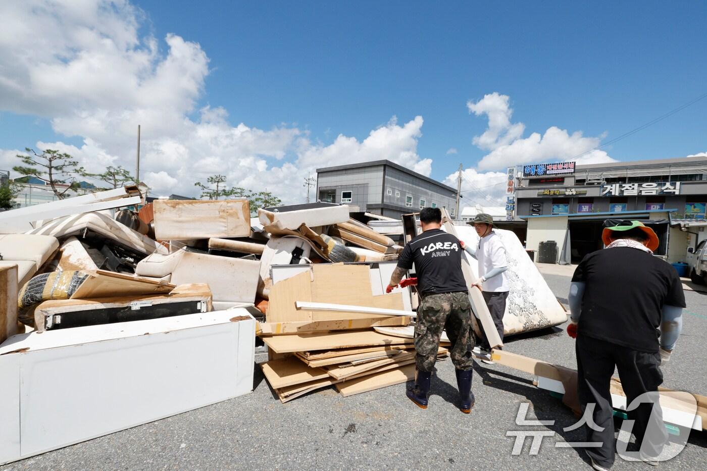 21일 집중호우로 침수 피해를 본 광주 서구 마륵동 한 가구 백화점에서 군장병들이 폐가구들을 치우고 있다. 2025.7.21/뉴스1 ⓒ News1 김태성 기자