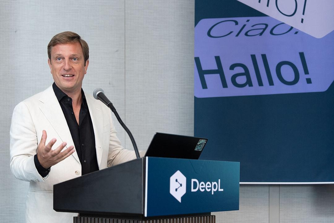 본문 이미지 - 세바스찬 엔더라인 딥엘 최고기술책임자&#40;CTO&#41;가 21일 서울 강남구 그랜드 인터컨티넨탈 서울 파르나스에서 열린 기자회견에서 딥엘 보이스의 최신 업데이트와 향후 비전을 발표하고 있다. &#40;딥엘 제공&#41;