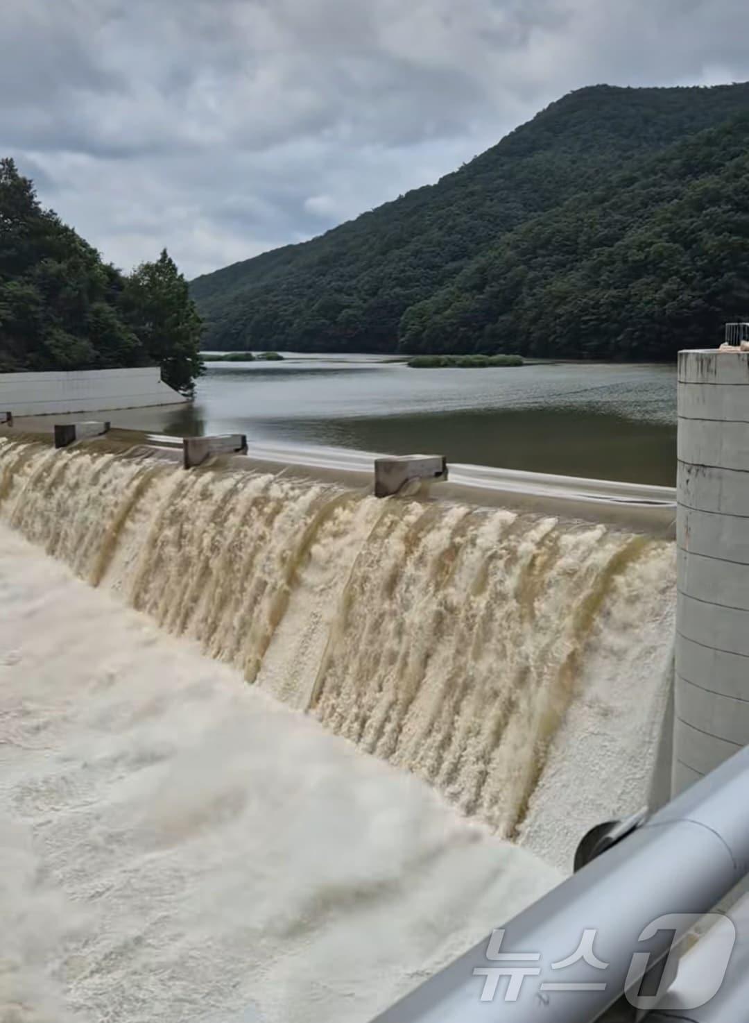 본문 이미지 - 17일부터 19일 사이 광주·전남에 최대 600㎜의 극한호우가 쏟아진 가운데 광주 주요 상수원인 동복댐이 저수율을 감당하지 못해 월류하고 있다.&#40;사진=구복규 화순군수 SNS 갈무리&#41; 2025.7.21/뉴스1