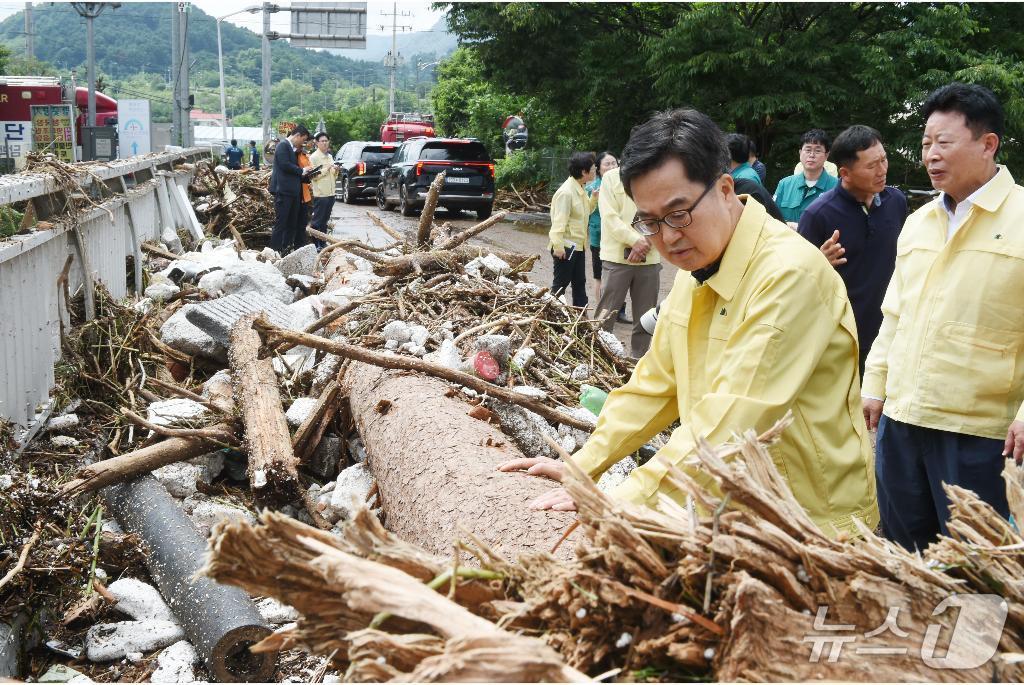 본문 이미지 - 경기 가평군과 포천시의 농·축·수산 농가 피해가 큰 것으로 파악됐다. 사진은 지난 20일 오후 김동연 지사가 가평군 대보교 현장을 방문해 상황 및 피해 현황을 살펴보고 있는 모습.&#40;경기도 제공. 재판매 및 DB금지&#41;/뉴스1