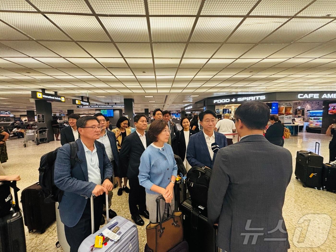본문 이미지 - 한미의원연맹 의원들이 지난 20일&#40;현지시간&#41; 미국 워싱턴DC 인근 덜레스국제공항에 도착해 방미 일정과 취지 등에 대해 밝히고 있다.&#40;주미대사관 입법관실 사진제공&#41; ⓒ News1 류정민 특파원