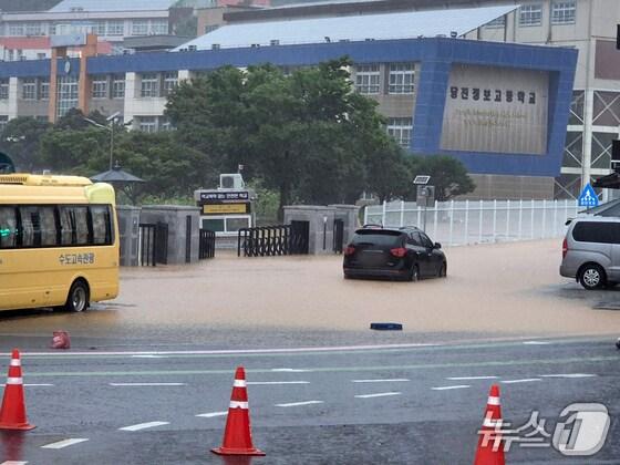 본문 이미지 - 지난 16일부터 내린 폭우로 침수된 당진초등학교 모습. (독자 제공, 재판매 및 DB금지) / 뉴스1 
