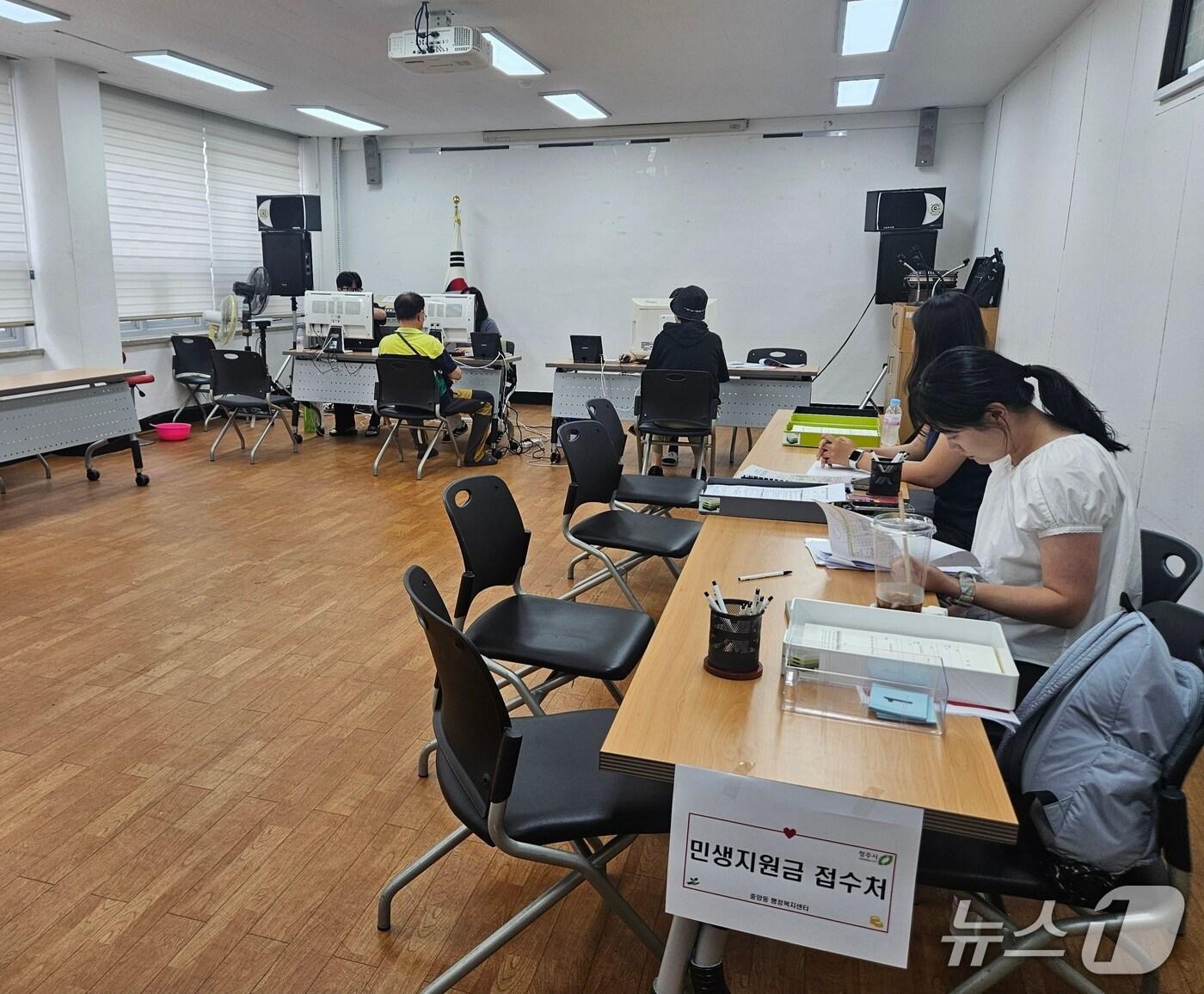 본문 이미지 -  청주 중앙동 행정복지센터 민생지원금 접수처.2025.7.21/뉴스1 이재규 기자