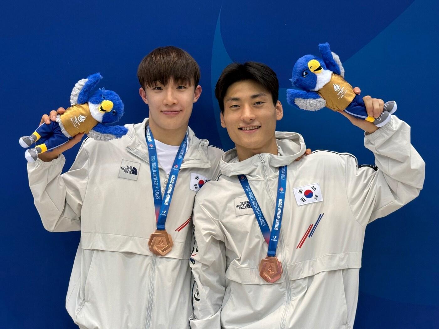 본문 이미지 - 다이빙에서 동메달을 획득한 김영택(오른쪽)과 김지욱(대한수영연맹 제공) 