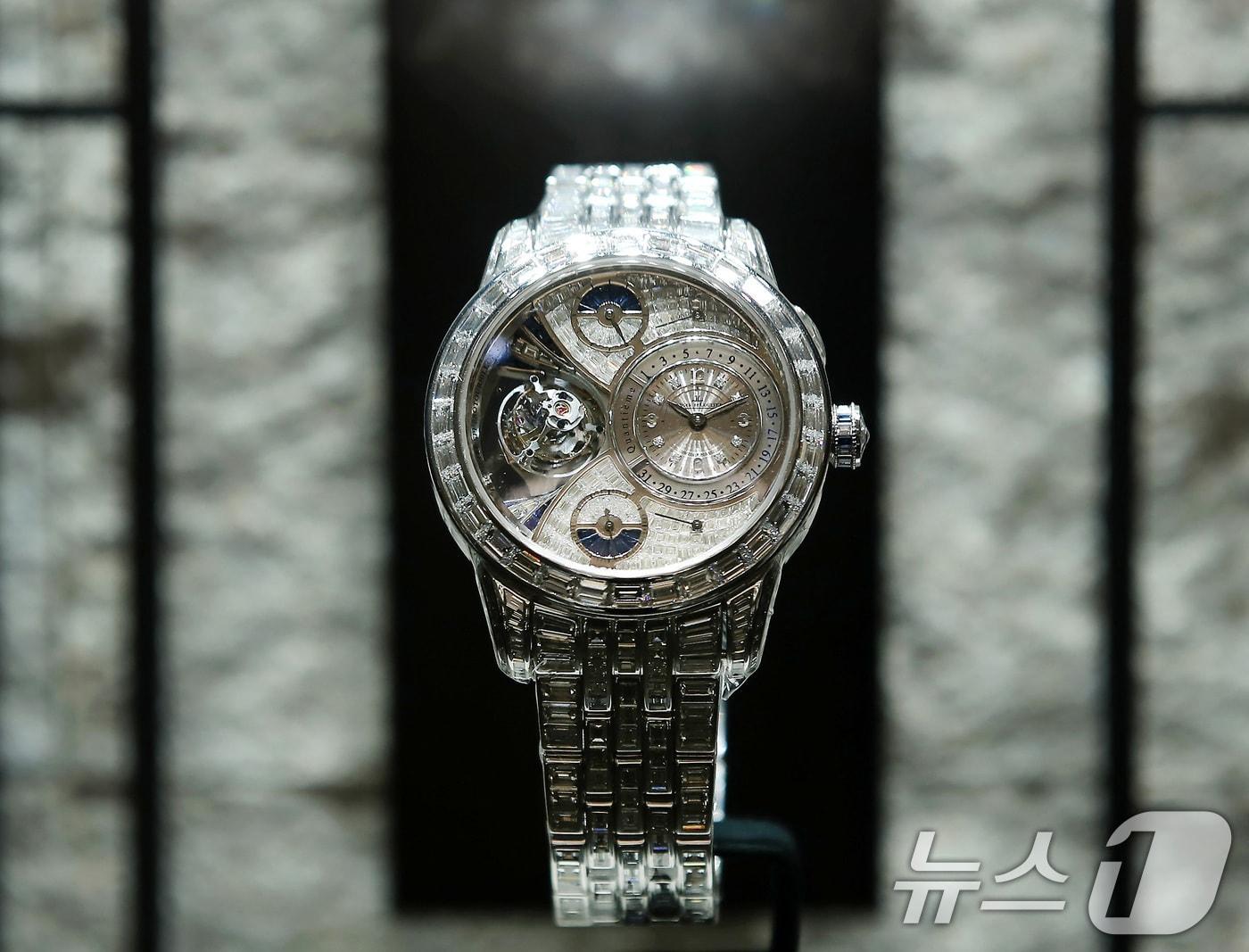 본문 이미지 - 21일 대구신세계백화점에서 스위스 명품 시계 브랜드 '예거 르쿨트르'가 19억 원대의 '듀오미터 스페로투르비옹' 모델을 전시해 눈길을 끌고 있다. 예거 르쿨트르는 오는 27일까지 백화점 1층 예거 르쿨트르 부티크에서 메종의 진귀한 마스터피스를 전시한다. 2025.7.21/뉴스1 ⓒ News1 공정식 기자