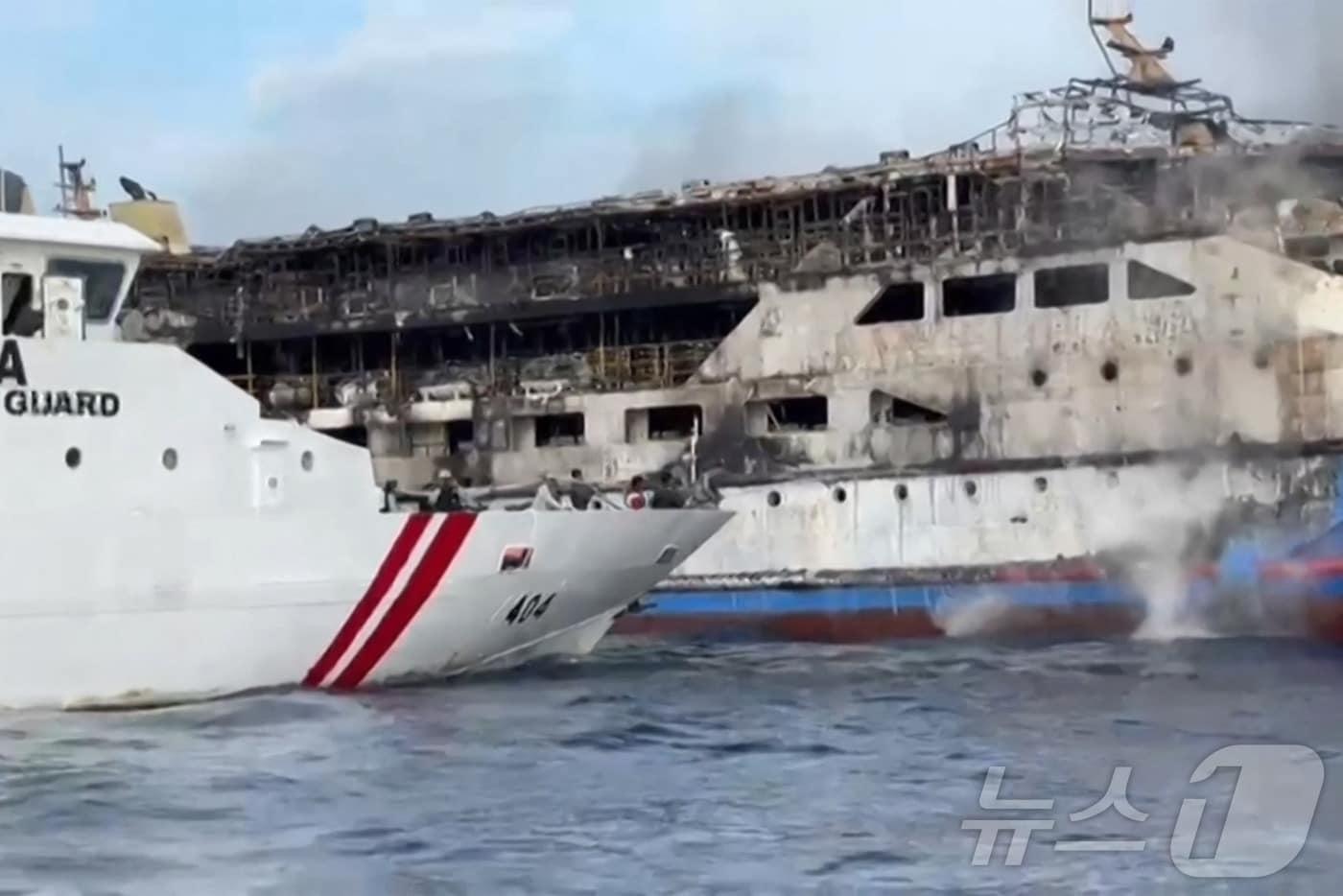 20일(현지시간) 인도네시아 마나도로 향하던 여객선 'KM 바르셀로나 5호' 선미에서 화재가 발생했다고 AFP 통신이 보도했다. 2025.7.20 ⓒ AFP=뉴스1 ⓒ News1 김경민 기자