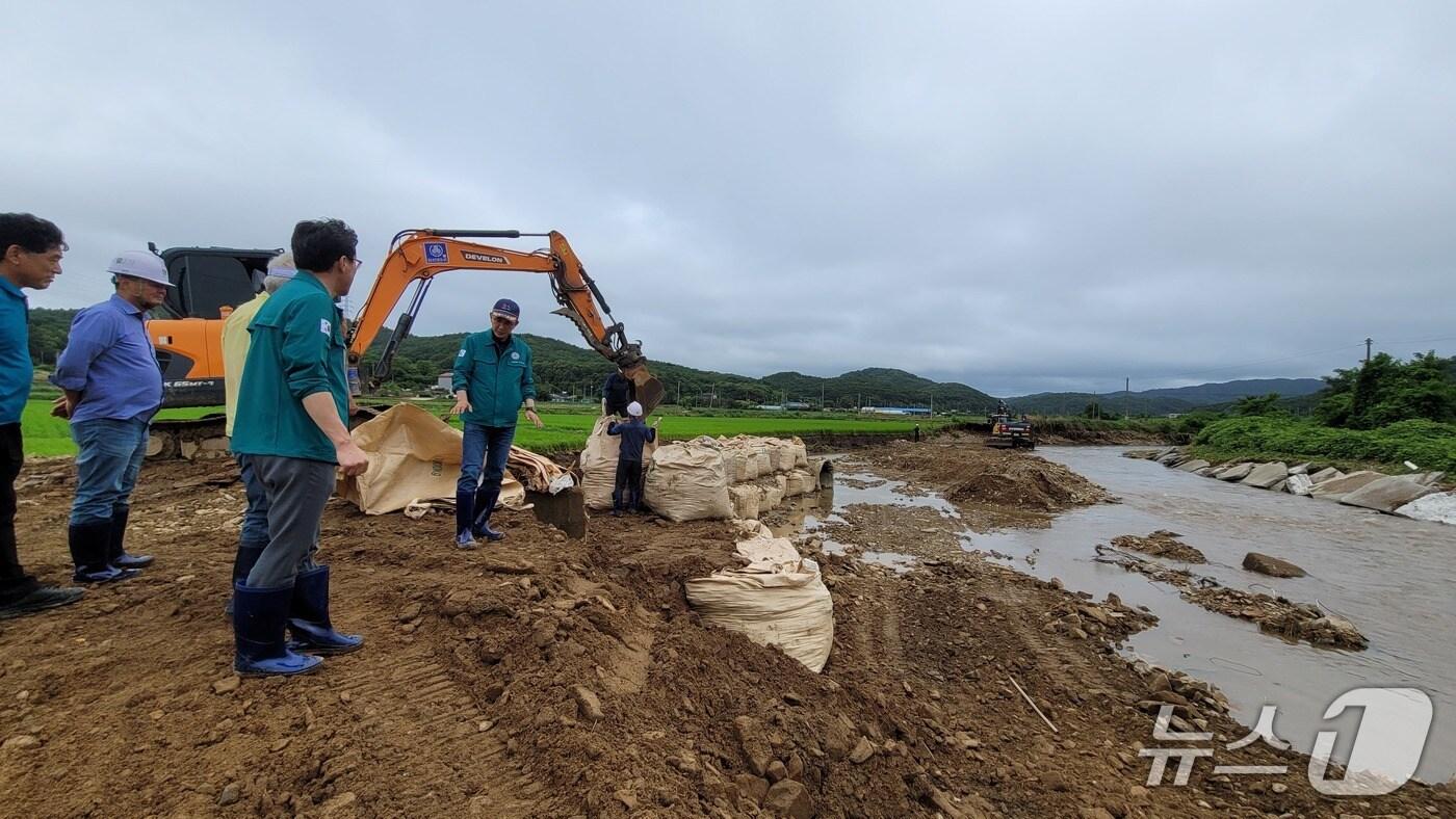 팔봉면 양길리 호우 패해 복구 현장 점검 모습(서산시 제공. 재판매 및 DB금지)2025.7.21/뉴스1
