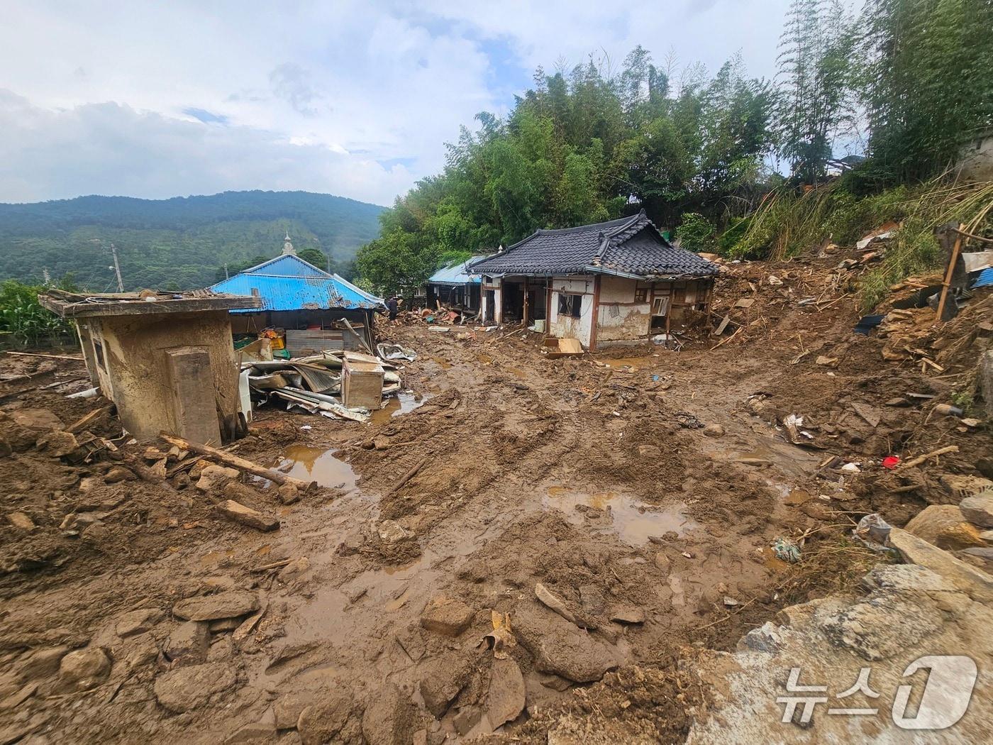 본문 이미지 - 산청군 산청읍 모고리 실종자 수색 현장. 2025.7.21/뉴스1 한송학기자