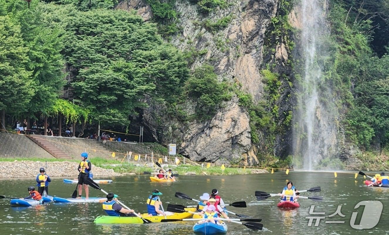 본문 이미지 - 청주시 청석굴 카약·패들보드 체험 행사.(시 제공)/뉴스1