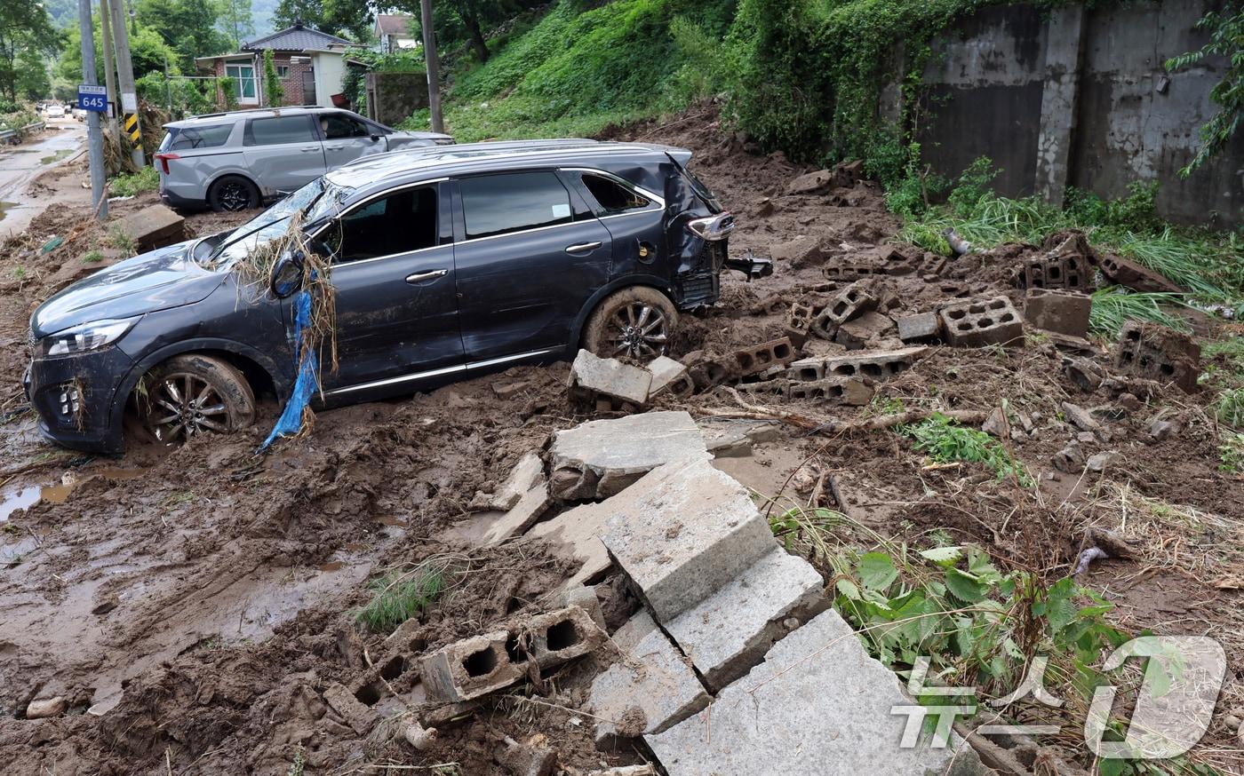기상청은이22일 오전 6시 10분을 기해 경기 연천군에 호우주의보를 발효했다. 사진은 지난 21일 가평군 조종면 대보리 수해현장에서 차량이 파손돼 있는 모습. 2025.7.21/뉴스1 ⓒ News1 김명섭 기자