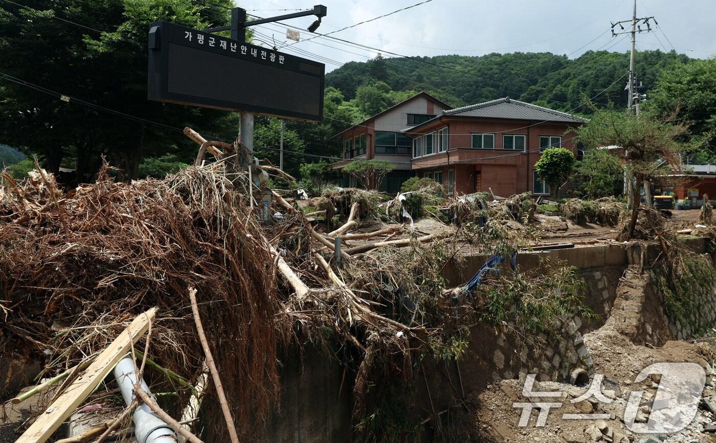 21일 경기도 가평군 조종면 대보리 수해현장에서 떠내려온 나무들이 도로를 막고 있다. 2025.7.21/뉴스1 ⓒ News1 김명섭 기자
