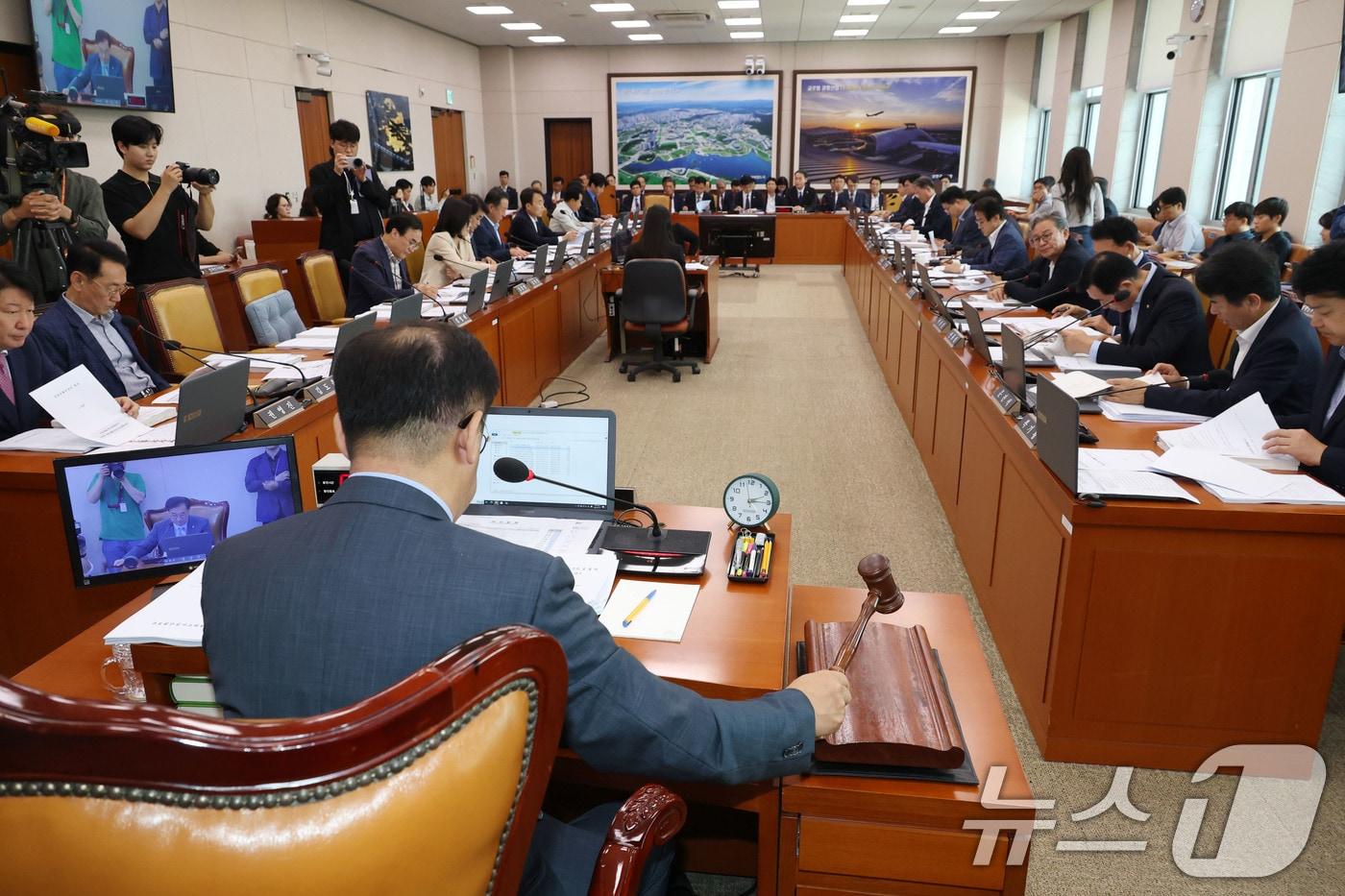 21일 오후 서울 여의도 국회에서 열린 국토교통위원회 전체회의에서 맹성규 위원장이 김윤덕 국토교통부 장관 후보자 인사청문회 실시계획서 채택의 건을 가결하고 있다. 2025.7.21/뉴스1 ⓒ News1 이광호 기자