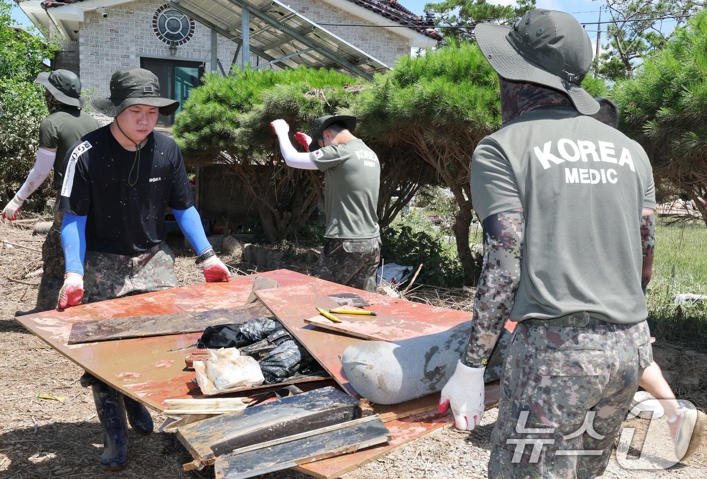 육군 32사단 장병들이 21일 충남 에산 삽교읍 일대에서 수해복구를 하고 있다. 2025.7.21/뉴스1 ⓒ News1 김기태 기자