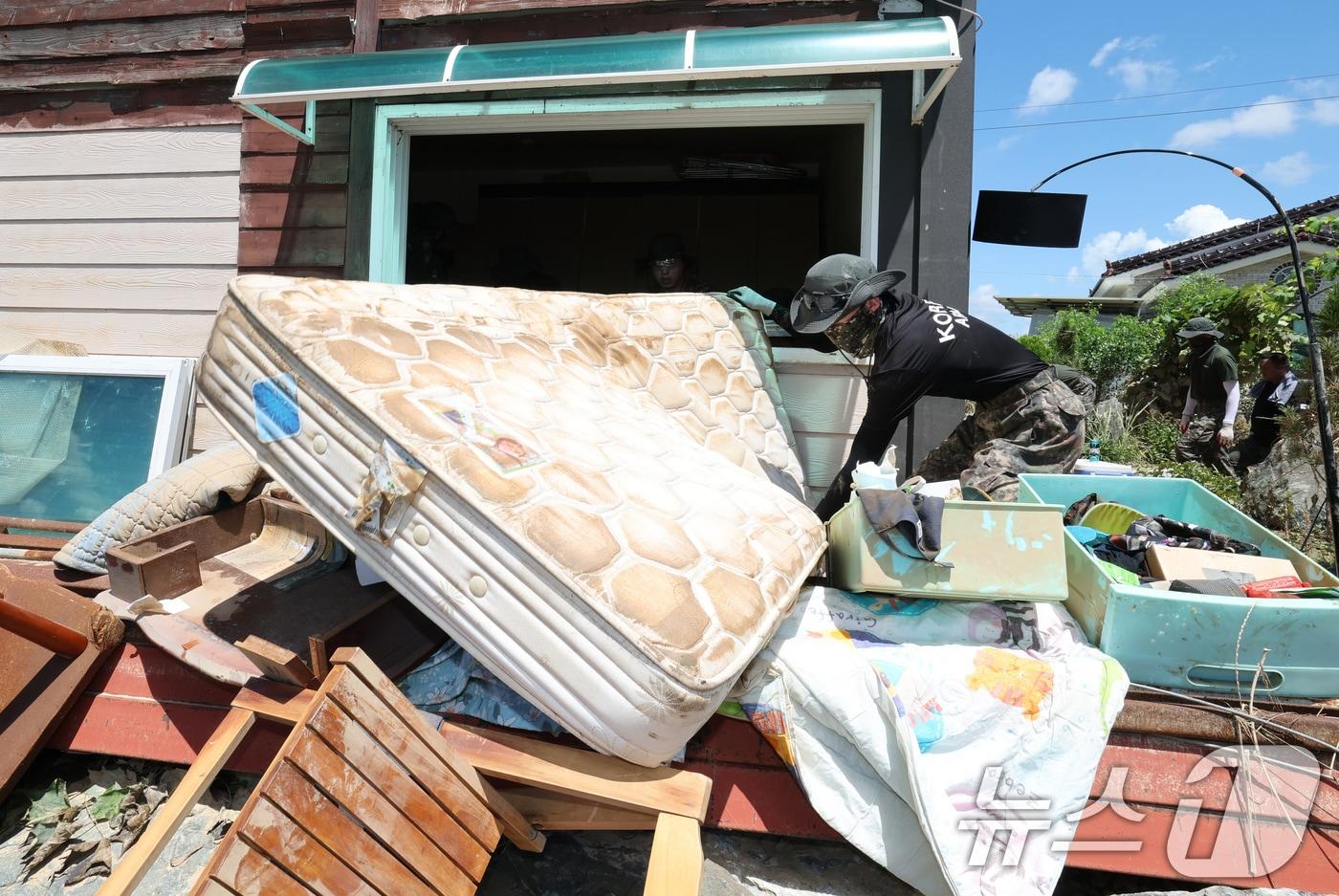 25일 폭염특보가 내려진 대전·충남은 최고 체감온도가 35도 내외까지 올라 더울 것으로 예보됐다. 육군 32사단 장병들이 21일 충남 에산 삽교읍 일대에서 수해복구를 하고 있다. /뉴스1 ⓒ News1 김기태 기자