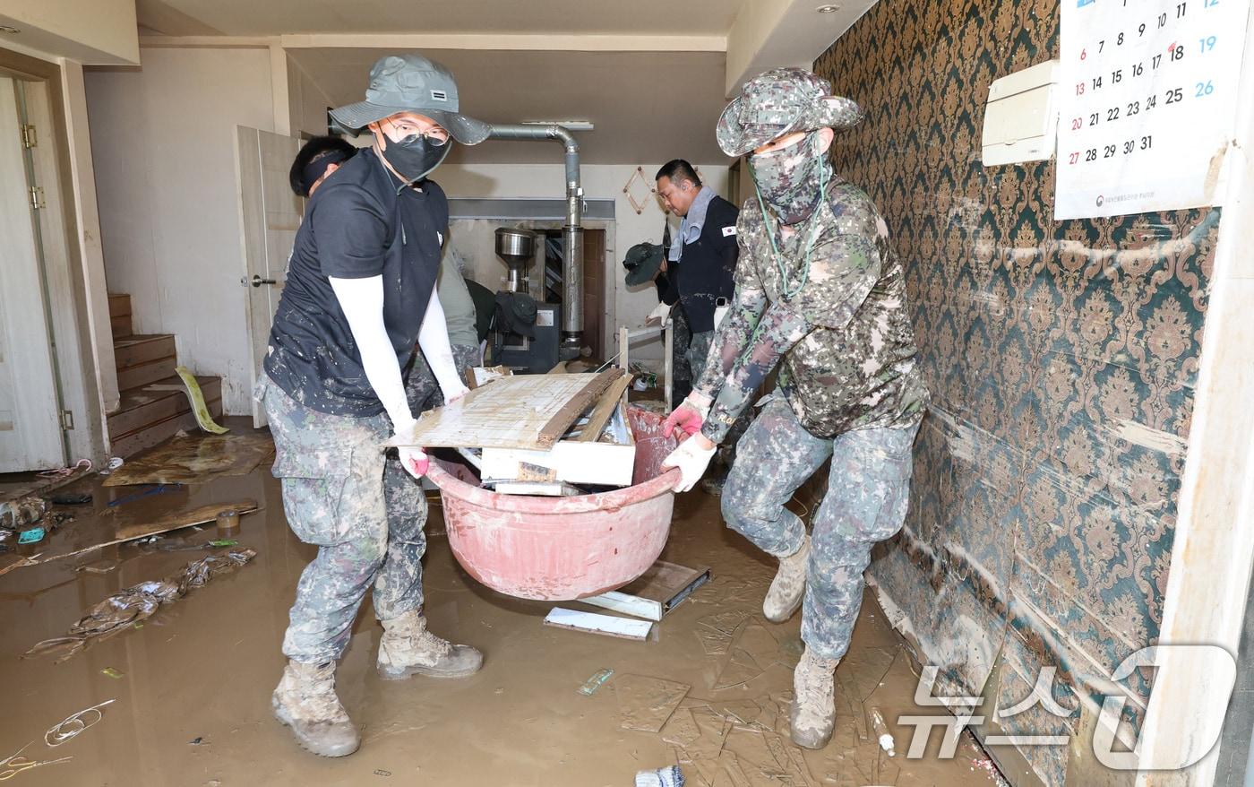 24일 폭염특보가 내려진 대전·충남은 최고 체감온도가 33도 내외까지 올라 더울 것으로 예보됐다. 육군 32사단 장병들이 충남 에산 삽교읍 일대에서 수해복구를 하고 있다. /뉴스1 ⓒ News1 김기태 기자