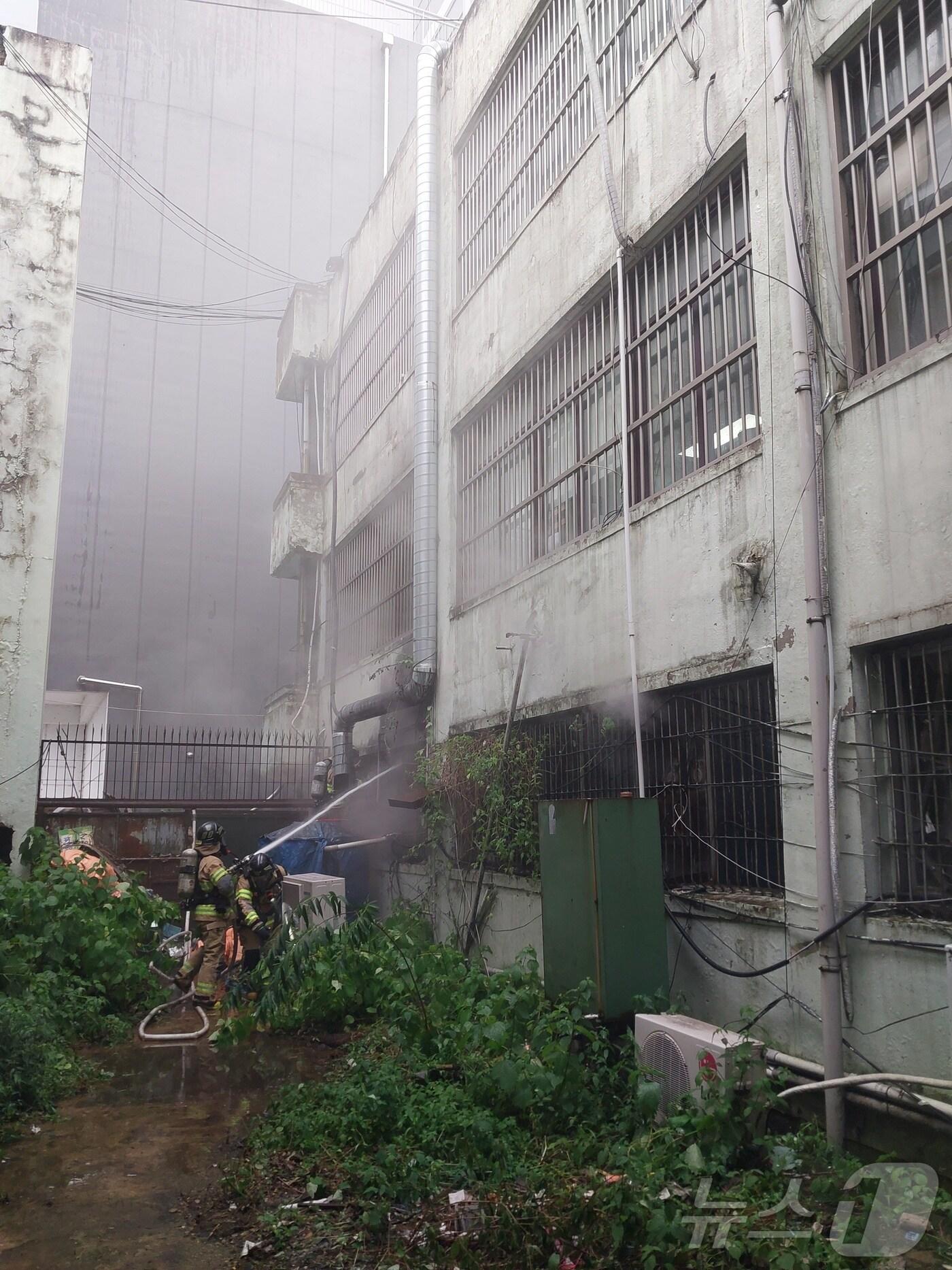 본문 이미지 - 21일 오후 1시 57분쯤 광주 동구 금남빌딩 1층에서 불이 나 소방당국이 진화 작업을 하고 있다. &#40;동부소방 제공. 재판매 및 DB 금지&#41; 2025.7.21/뉴스1 