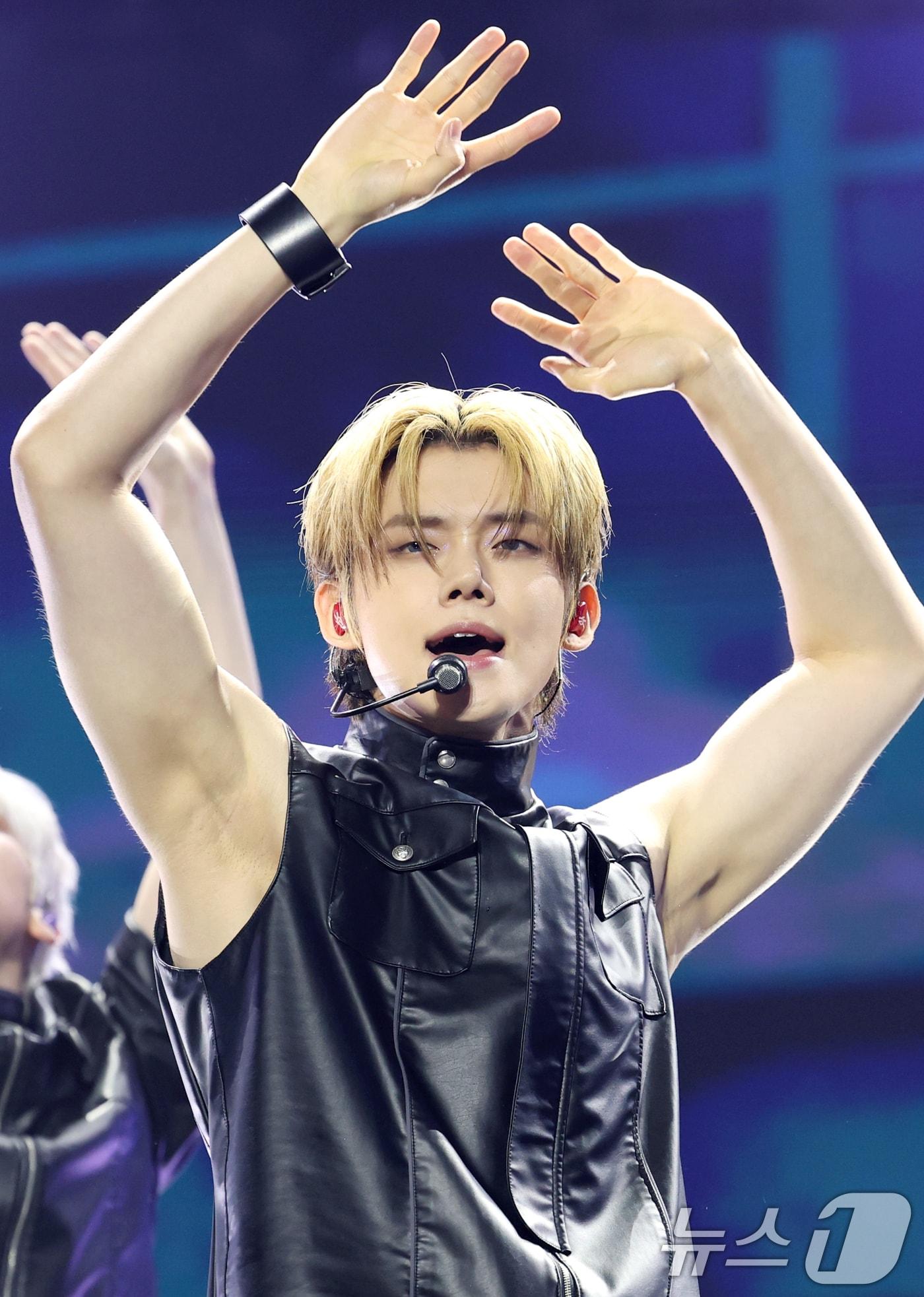 본문 이미지 - 그룹 투모로우바이투게더(TXT,TOMORROW X TOGETHER) 연준이 21일 오후 서울 동대문구 경희대학교 서울캠퍼스 평화의전당에서 가진 정규 4집 '별의 장: TOGETHER' 발매 기념 쇼케이스에서 타이틀곡 'Beautiful Strangers(뷰티풀 스트레인저스)'를 열창하고 있다. 2025.7.21/뉴스1 ⓒ News1 권현진 기자