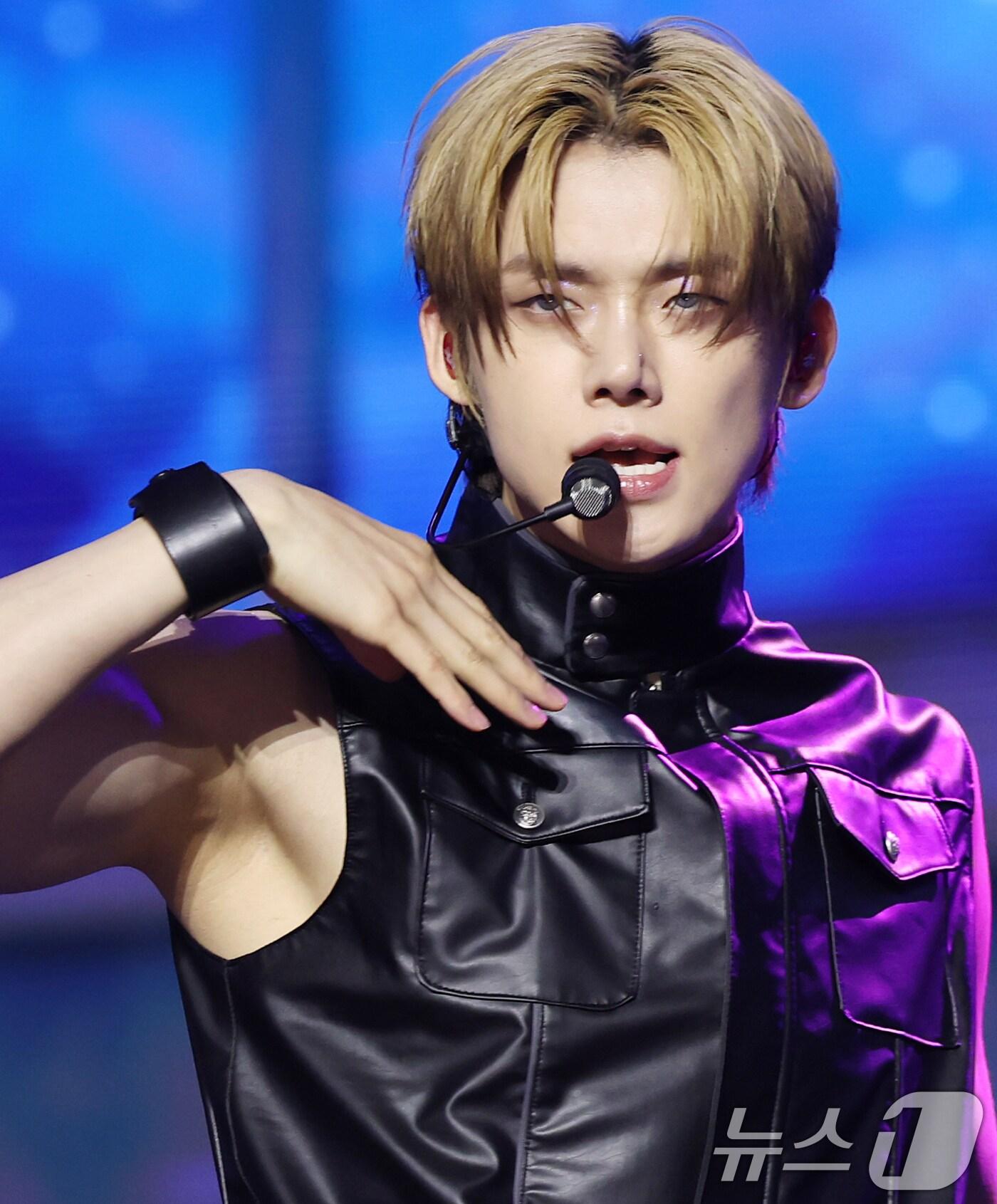 본문 이미지 - 그룹 투모로우바이투게더(TXT,TOMORROW X TOGETHER) 연준이 21일 오후 서울 동대문구 경희대학교 서울캠퍼스 평화의전당에서 가진 정규 4집 '별의 장: TOGETHER' 발매 기념 쇼케이스에서 타이틀곡 'Beautiful Strangers(뷰티풀 스트레인저스)'를 열창하고 있다. 2025.7.21/뉴스1 ⓒ News1 권현진 기자