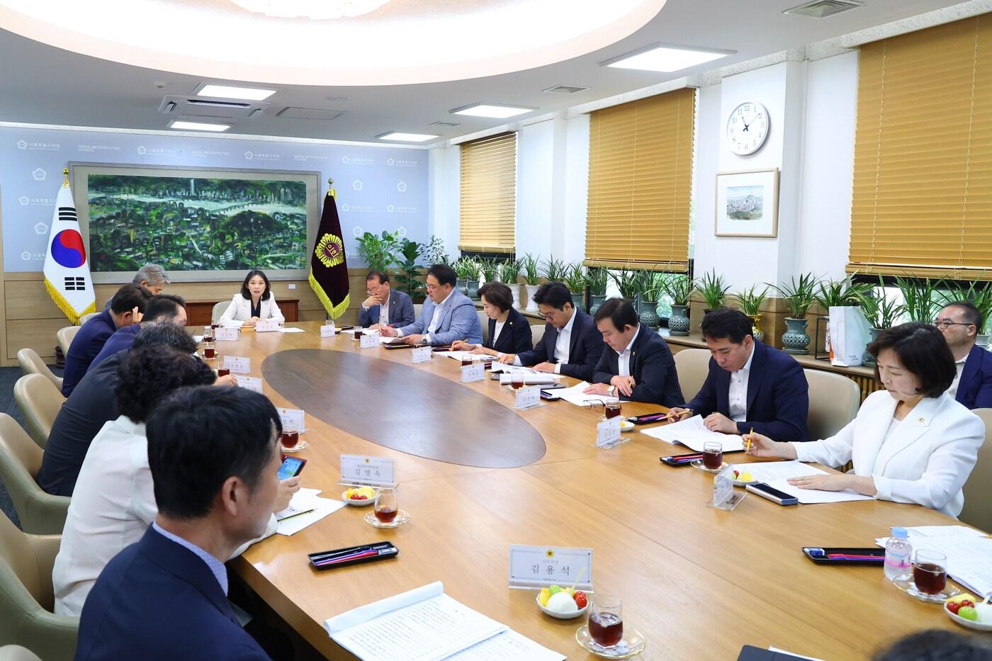 회의 중인 서울시의회 의장단 및 상임위원장&#40;서울시의회 제공&#41;