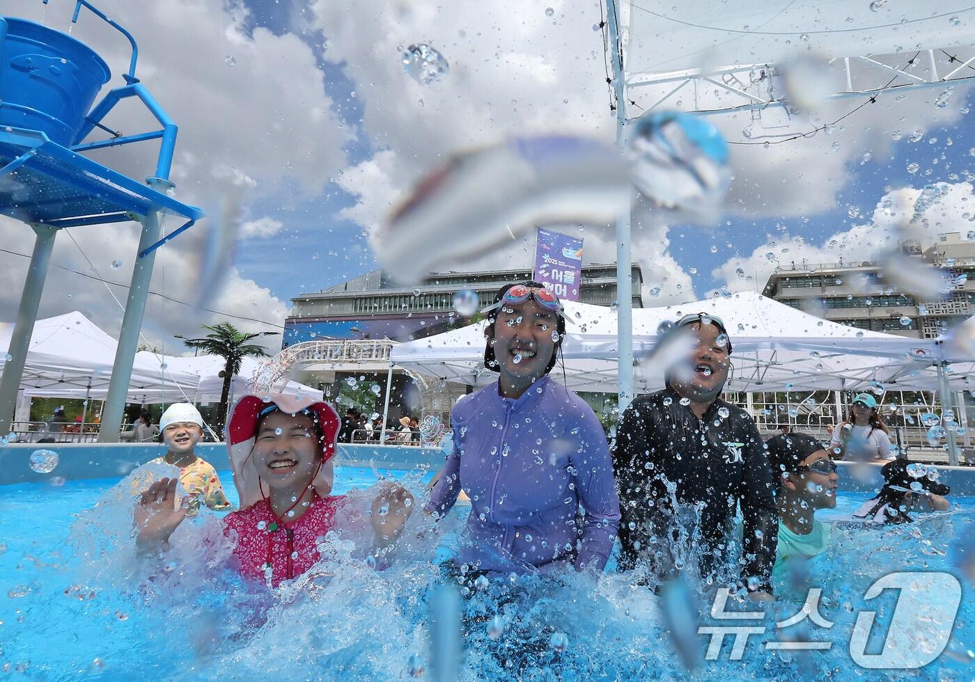 비가 그치고 서울지역에 30도를 넘는 더위가 찾아온 21일 오후 서울 종로구 광화문광장에 마련된 2025 서울썸머비치 물놀이장을 찾은 어린이들이 물장구를 치며 더위를 식히고 있다. 2025.7.21/뉴스1 ⓒ News1 장수영 기자