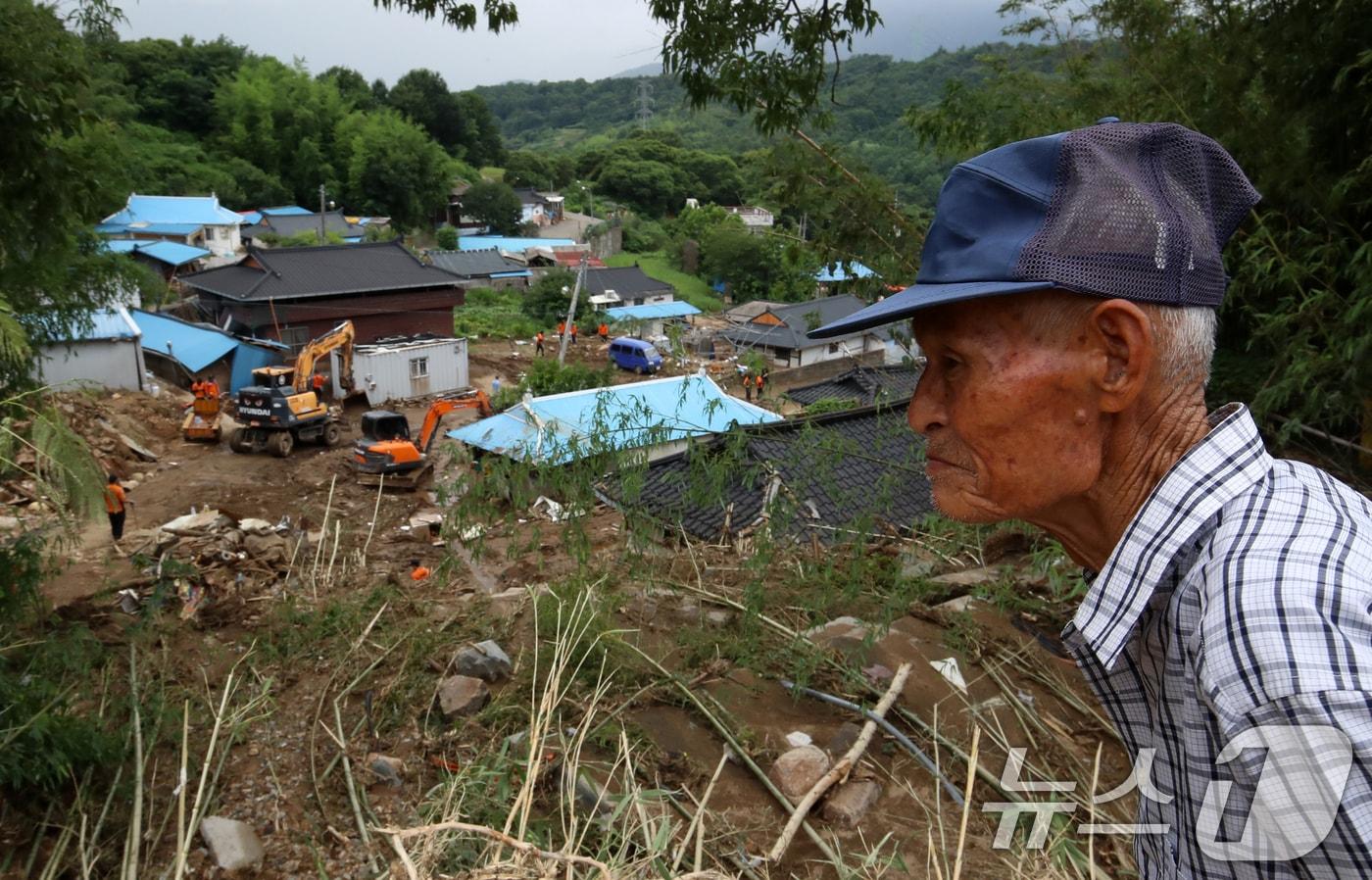 경남 산청군 산청군 산청읍 모고마을 주민이 실종자 수색작업을 바라보고 있다. 2025.7.21/뉴스1 ⓒ News1 윤일지 기자