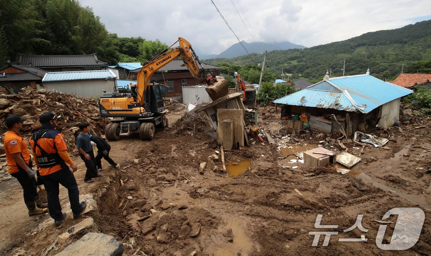 21일 폭우와 산사태 피해를 입은 경남 산청군 산청읍 모고마을에서 실종자 수색작업이 이뤄지고 있다. 2025.7.21/뉴스1 ⓒ News1 윤일지 기자