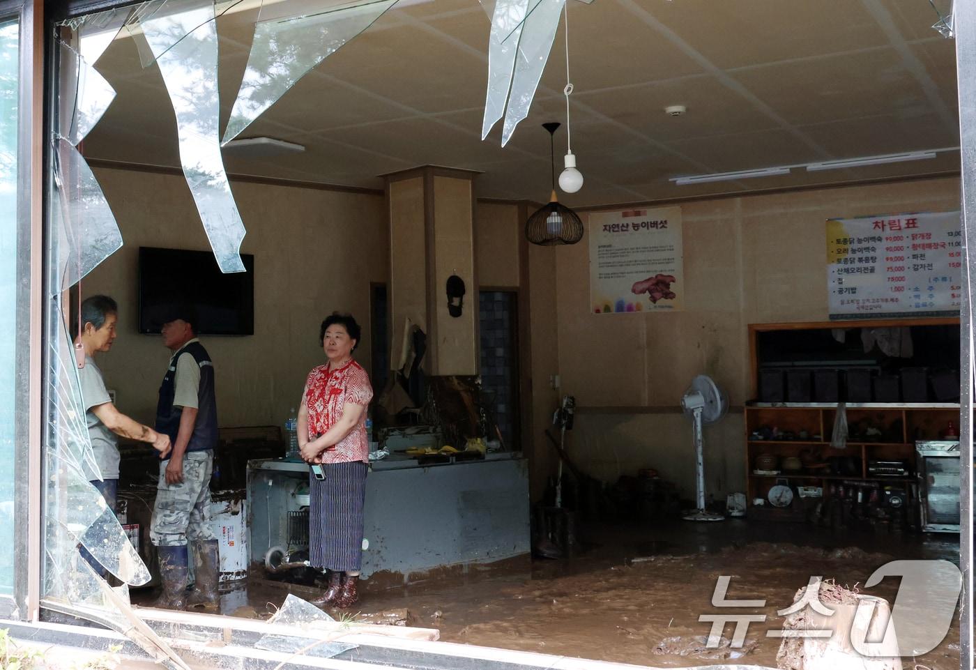 21일 경기도 가평군 조종면 대보리 수해현장에서 주민이 복구 작업을 하고 있다. 2025.7.21/뉴스1 ⓒ News1 김명섭 기자