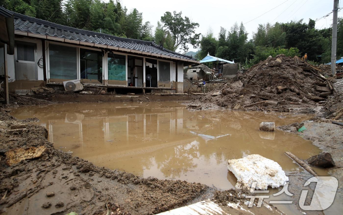 21일 경남 산청군 산청읍 모고마을이 폭우와 산사태로 인해 주택 등이 파손돼 있다. 2025.7.21/뉴스1 ⓒ News1 윤일지 기자