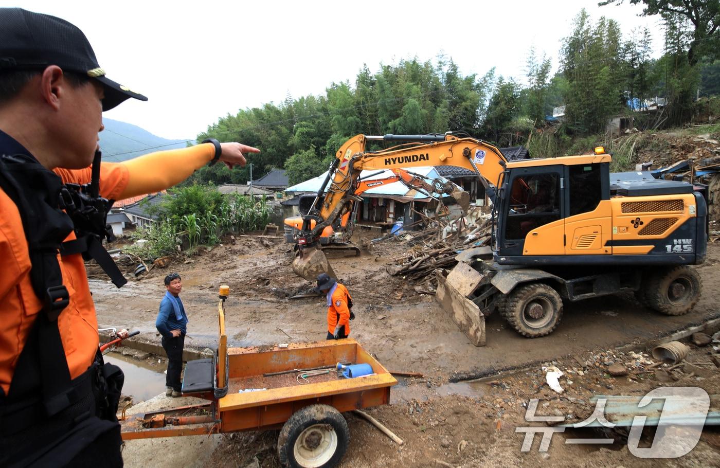 21일 폭우와 산사태 피해를 입은 경남 산청군 산청읍 모고마을에서 실종자 수색작업이 이뤄지고 있다. 2025.7.21/뉴스1 ⓒ News1 윤일지 기자