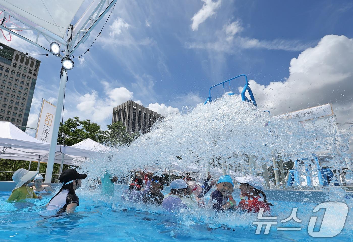 비가 그치고 서울지역에 30도를 넘는 더위가 찾아온 지난 21일 오후 서울 종로구 광화문광장에 마련된 2025 서울썸머비치 물놀이장을 찾은 어린이들이 더위를 식히고 있다. 2025.7.21/뉴스1 ⓒ News1 장수영 기자