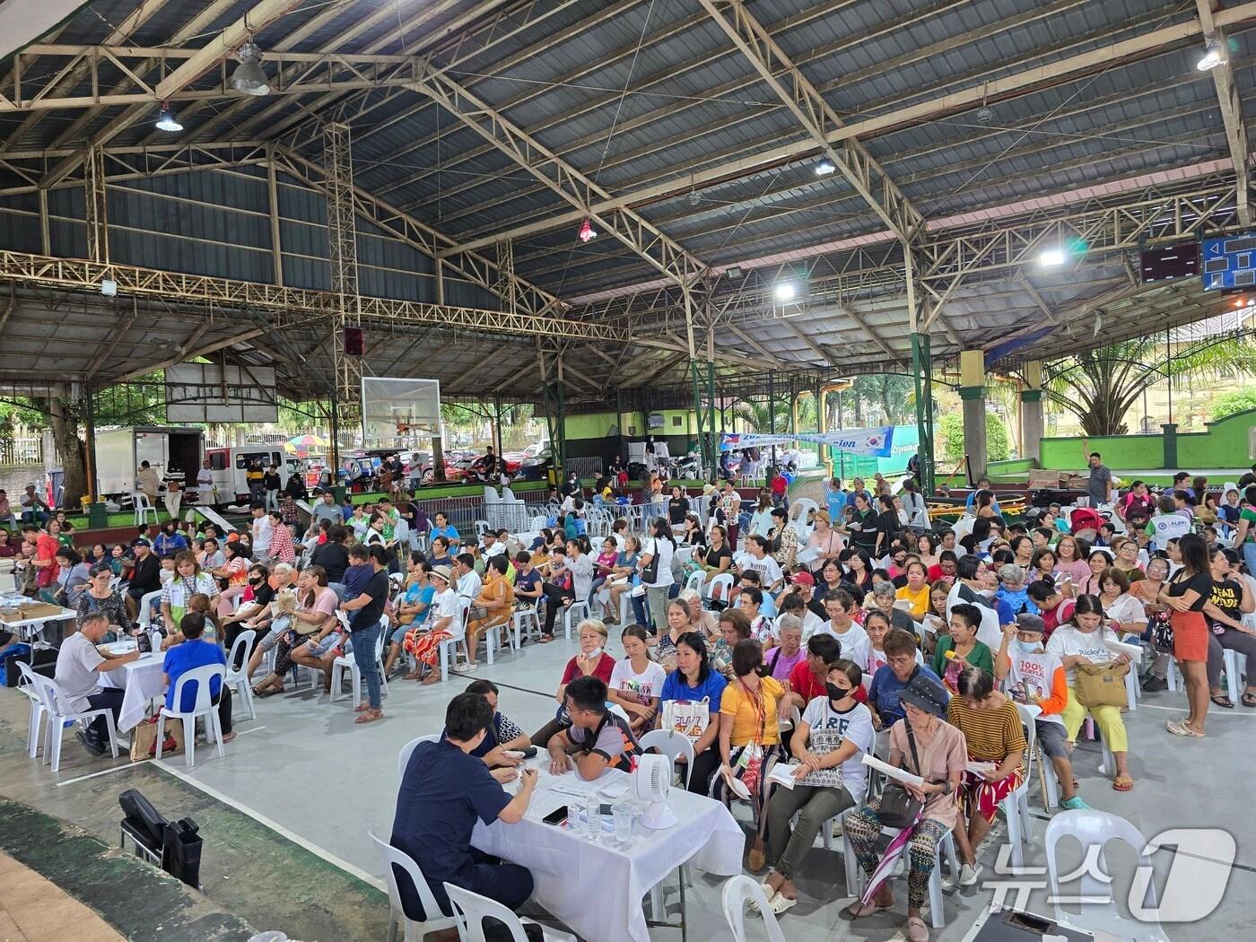 본문 이미지 - 강릉시 의치한약연합회&#40;회장 박민&#41;가 주축이 된 의료봉사단&#40;단장 김남동&#41;이 지난 16~20일 필리핀 카비테&#40;Cavite&#41;주일대에서 해외 의료봉사활동을 하고 있다.&#40;강릉시 제공, 재판매 및 DB 금지&#41; 2025.7.21/뉴스1
