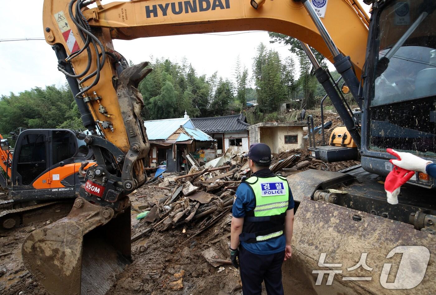 21일 폭우와 산사태 피해를 입은 경남 산청군 산청읍 모고마을에서 실종자 수색작업이 이뤄지고 있다. 2025.7.21/뉴스1 ⓒ News1 윤일지 기자