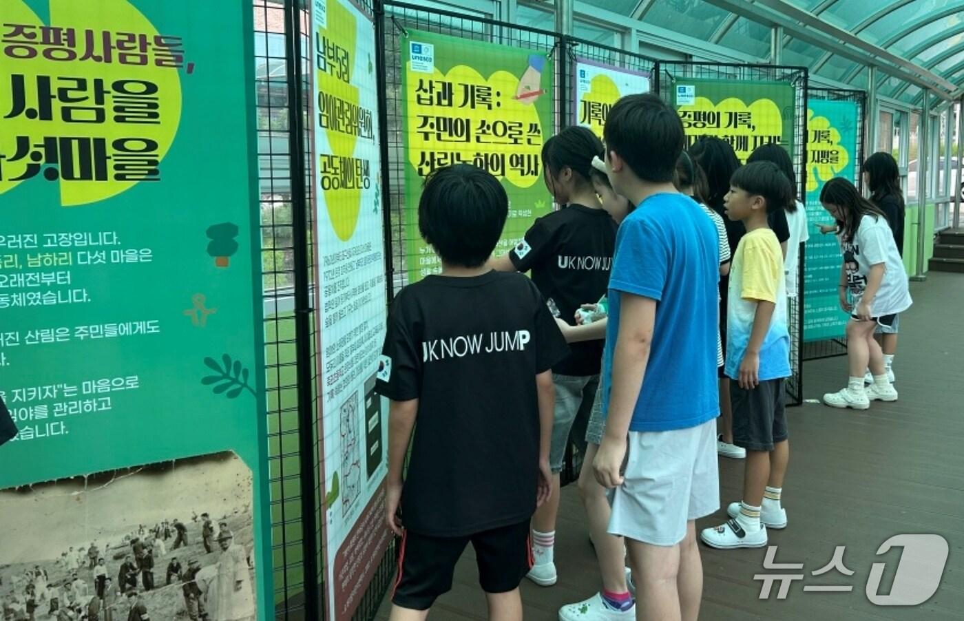 충북 증평군이 세계 기록의 날을 맞아 개막했던 '기록의 숲, 증평에서 자라다'가 초등학교로 무대를 옮겨 어린이들과 만났다.(증평군 제공, 재판매 및 DB금지)/뉴스1