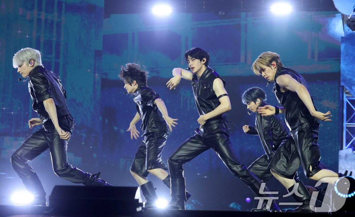 그룹 투모로우바이투게더(TXT,TOMORROW X TOGETHER)가 21일 오후 서울 동대문구 경희대학교 서울캠퍼스 평화의전당에서 가진 정규 4집 '별의 장: TOGETHER' 발매 기념 쇼케이스에서 타이틀곡 'Beautiful Strangers(뷰티풀 스트레인저스)'를 열창하고 있다. 2025.7.21/뉴스1 ⓒ News1 권현진 기자
