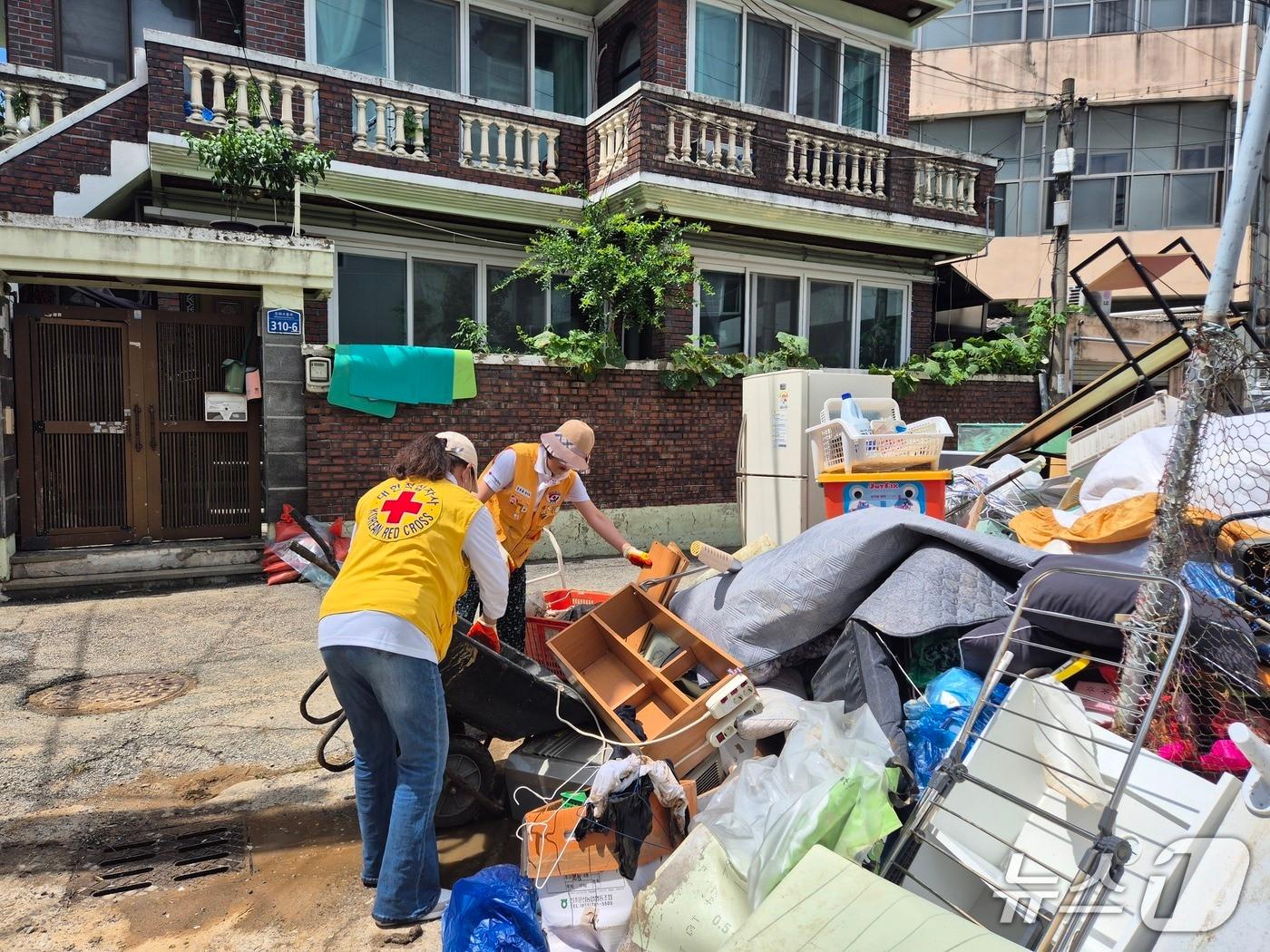 본문 이미지 - 21일 대한적십자사 광주전남지사가 침수 피해 입은 주민을 위해 광주 북구 문흥동 일대에서 복구활동을 벌였다. &#40;적십자사 제공. 재판매 및 DB 금지&#41;