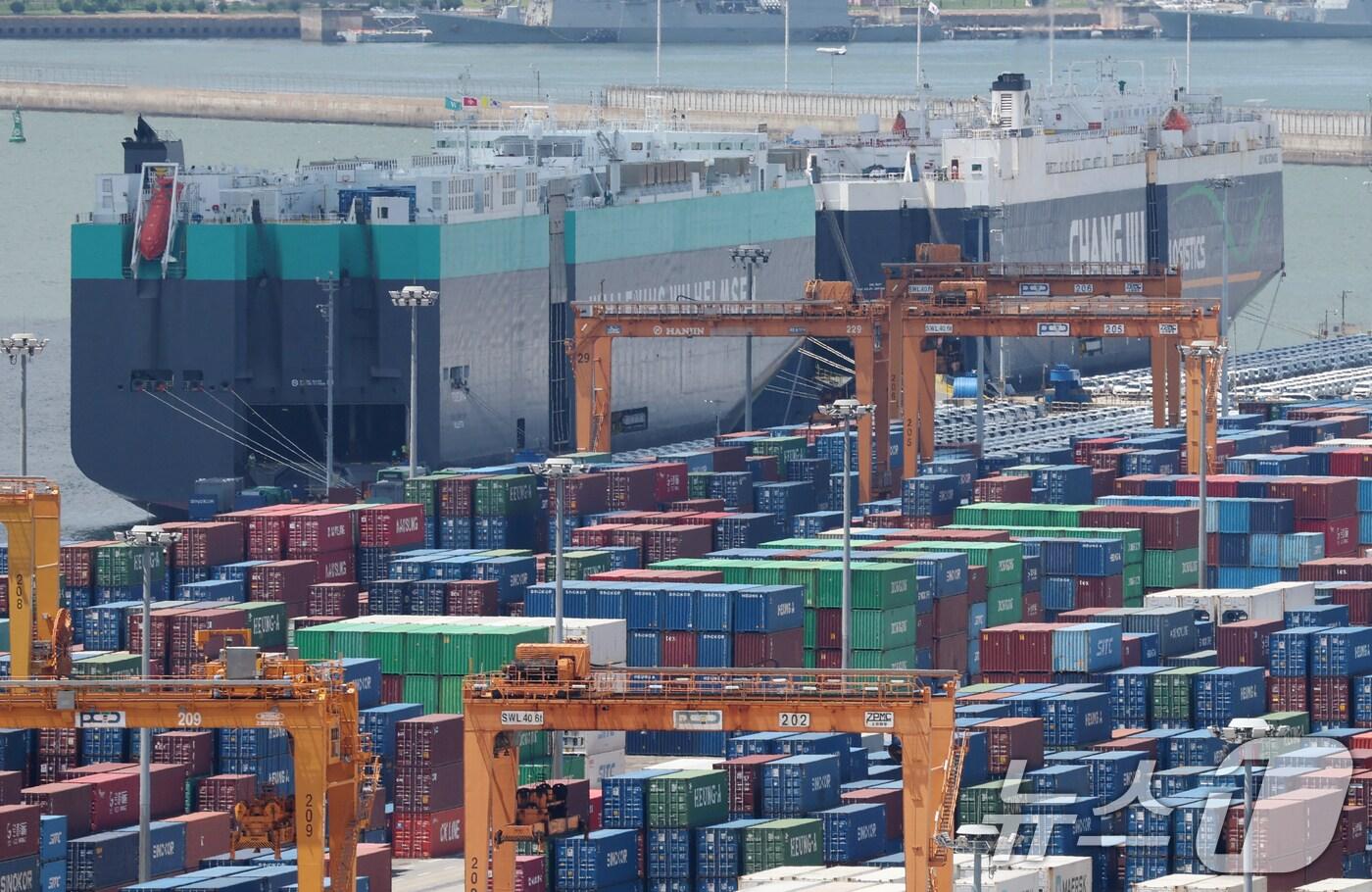 경기 평택시 포승읍 평택항에 수출용 컨테이너들이 세워져 있는 모습. 2025.7.21/뉴스1 ⓒ News1 김영운 기자